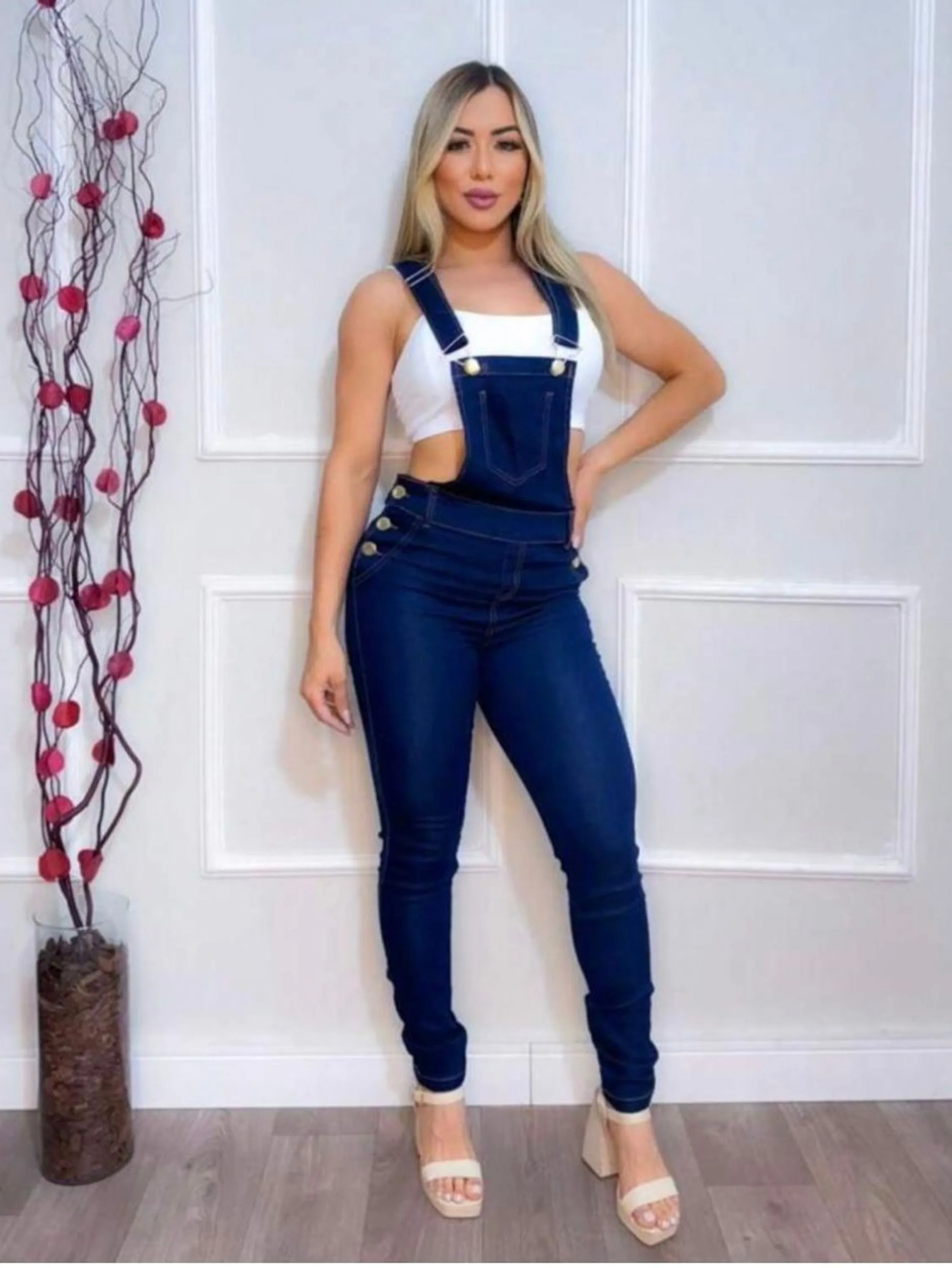 Macação calça feminina jeans escuro.