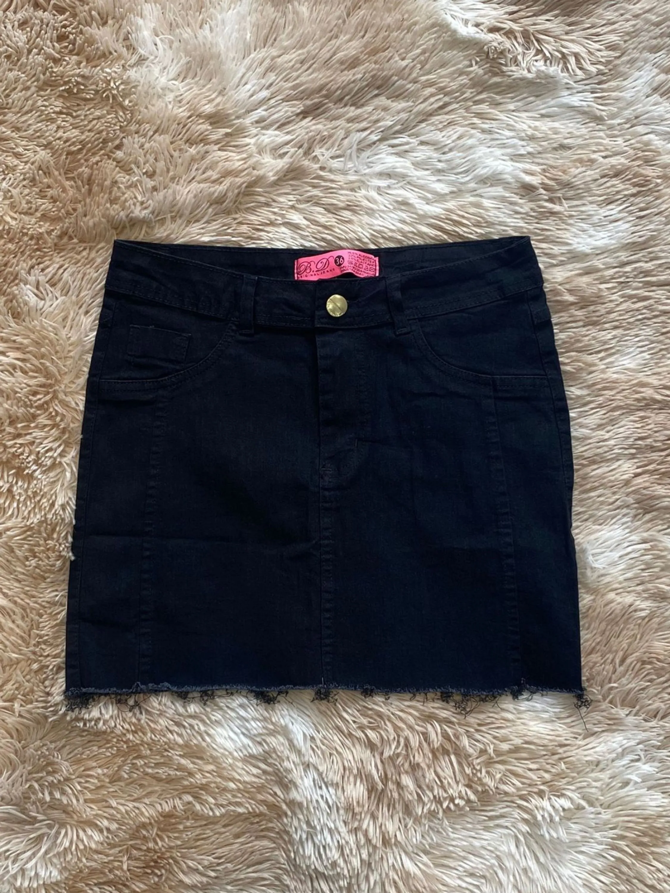 saia jeans feminina  modelo curto com elastano cor preta