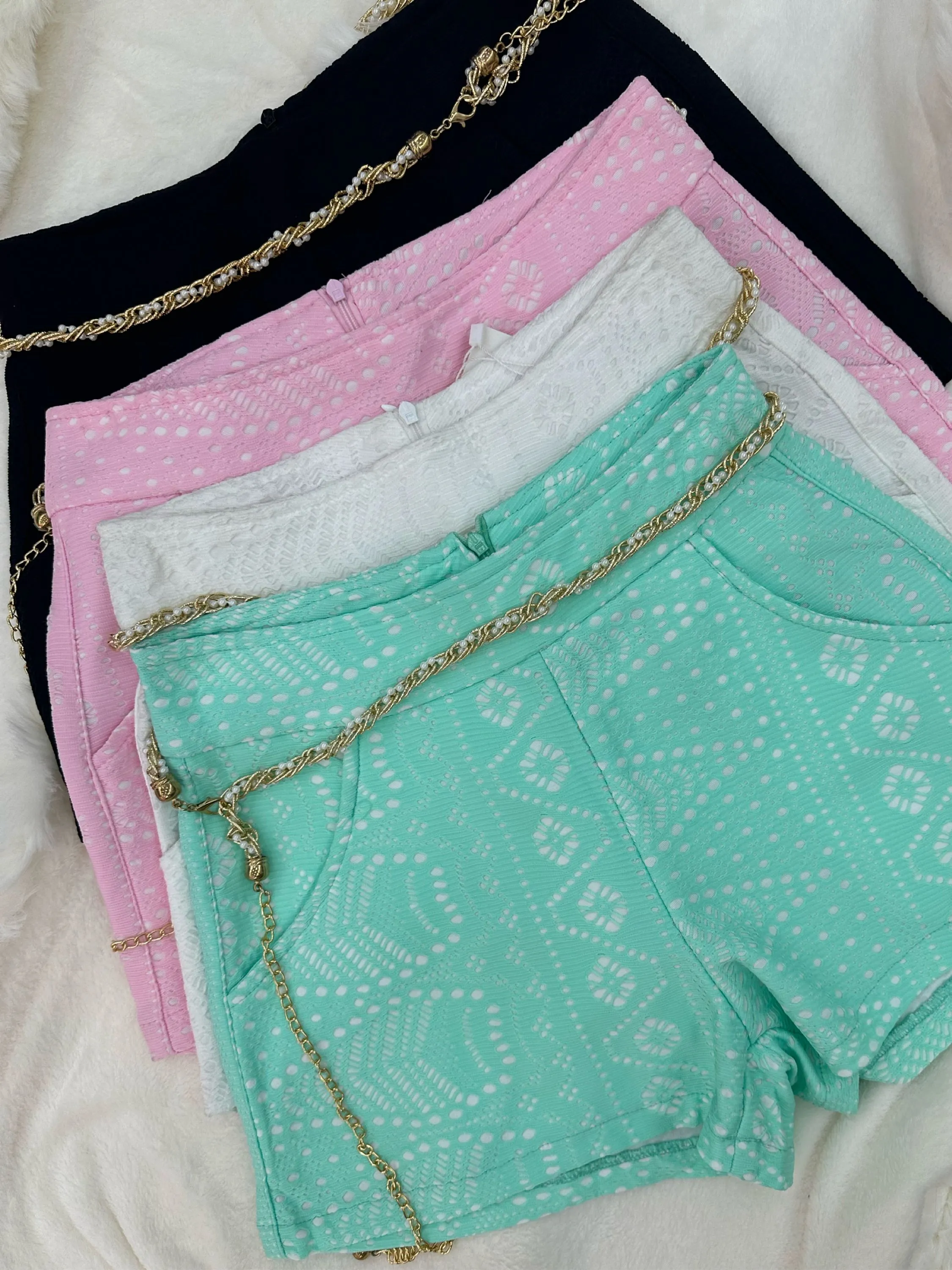 Shorts com pouco elastano , acompanha cinto de correntinha D8023