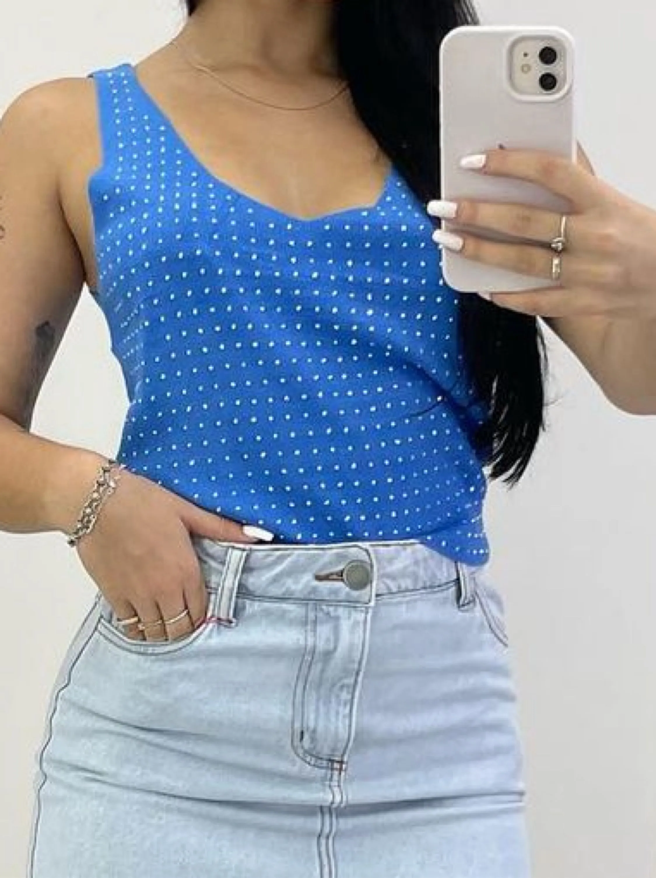 Blusinha aplicações em pedrarias B5011