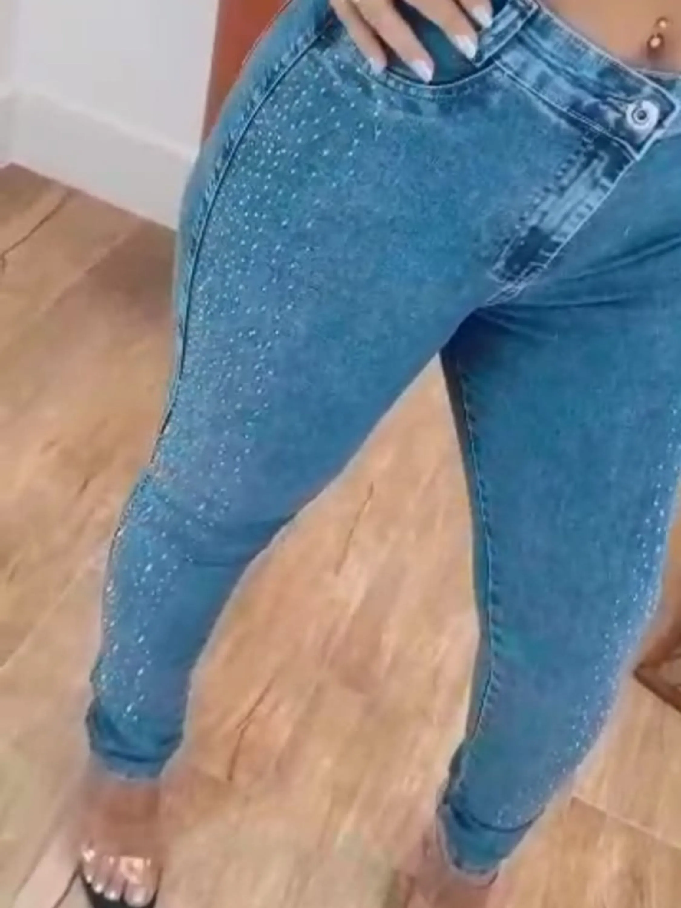 Calça jeans feminina com lycra com brilho.