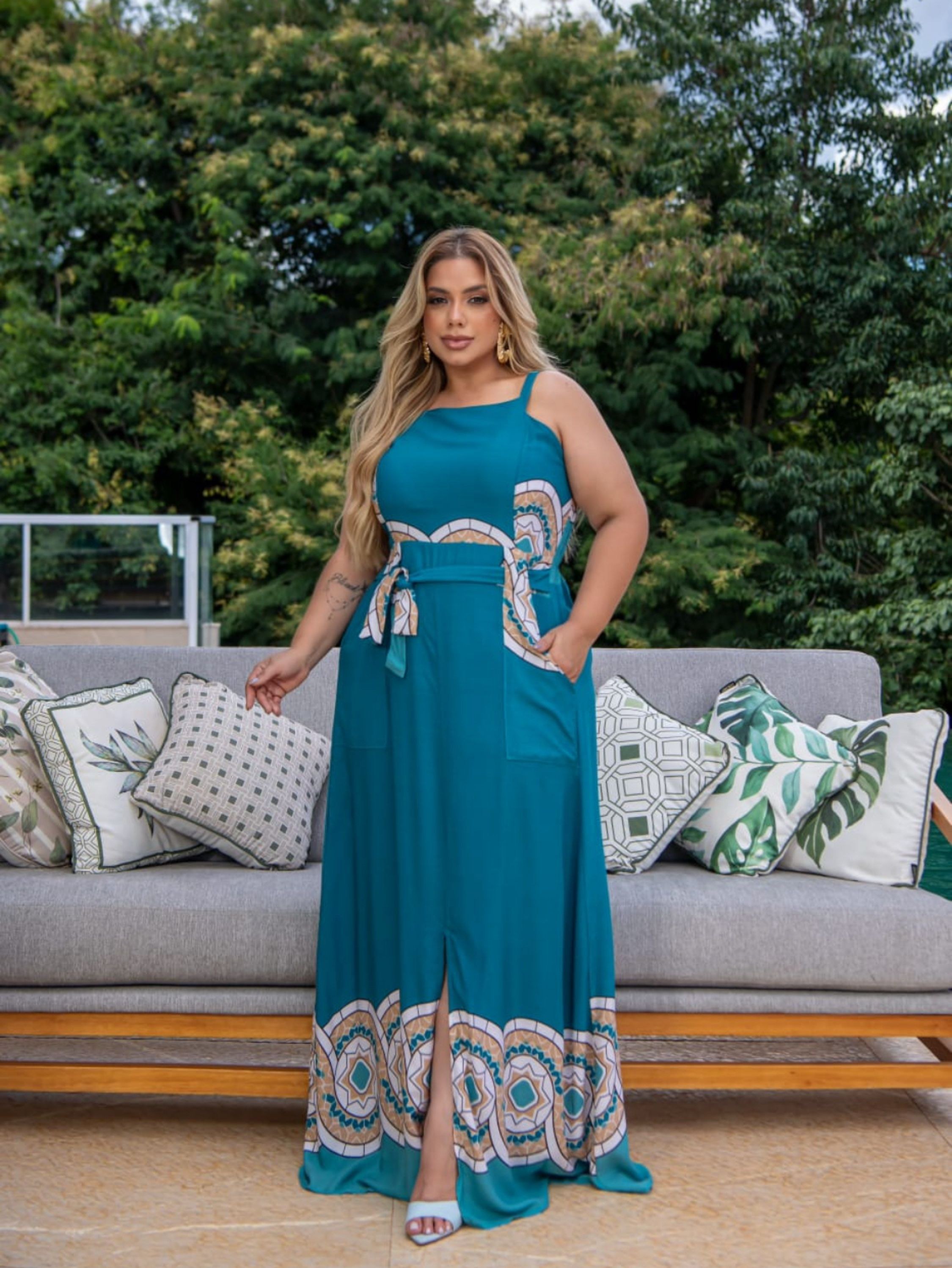 Vestido longo e bolso bic