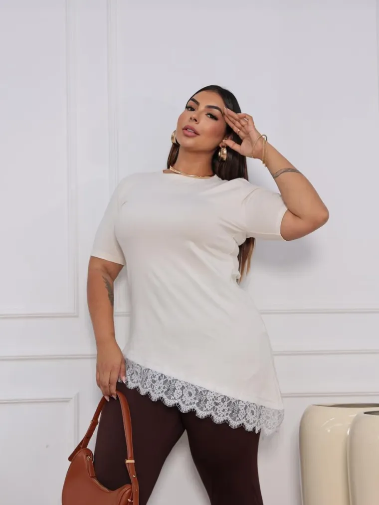 T-shirt assimétrica com renda plus size ly