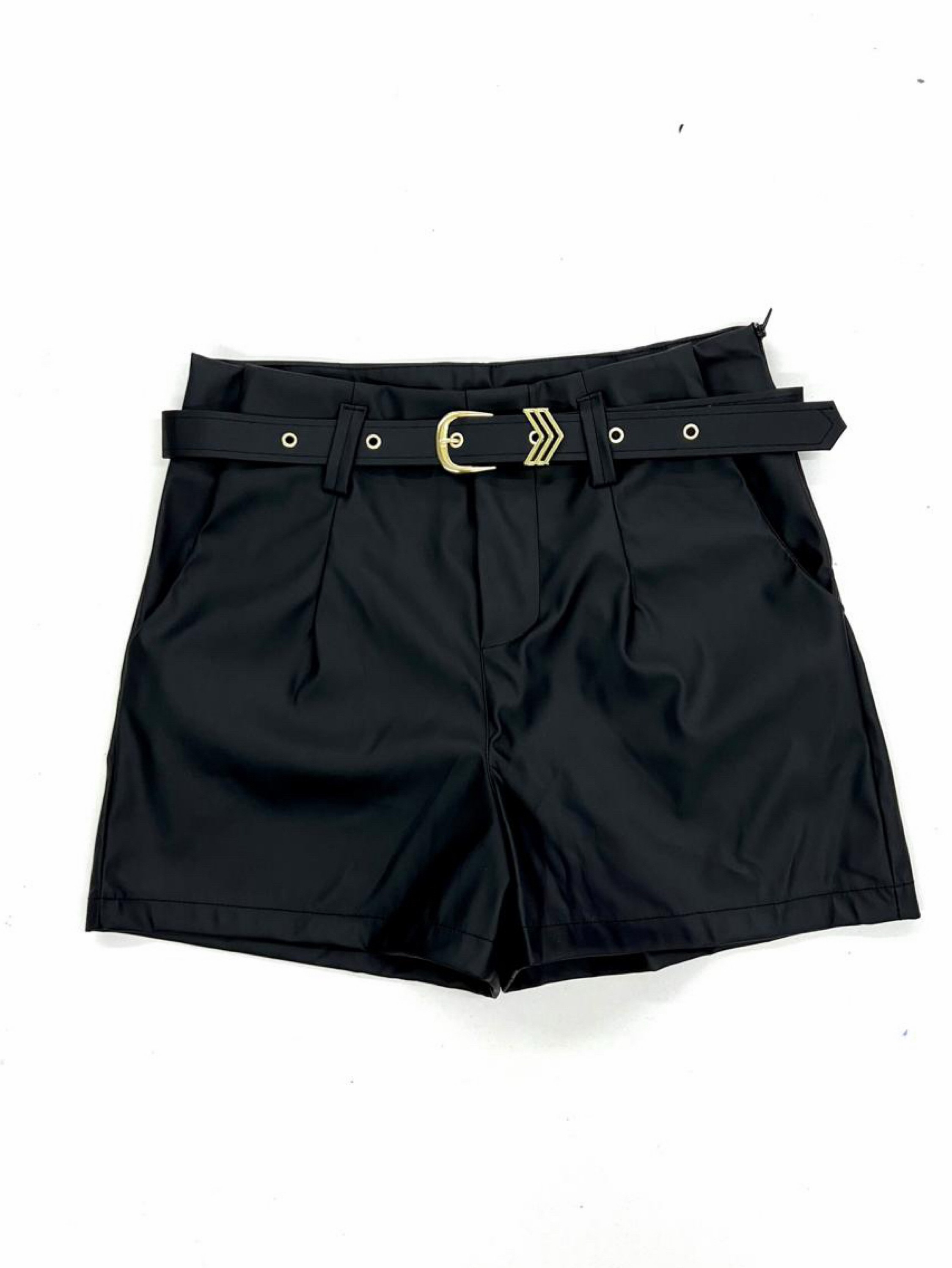 Short couro fake com cinto