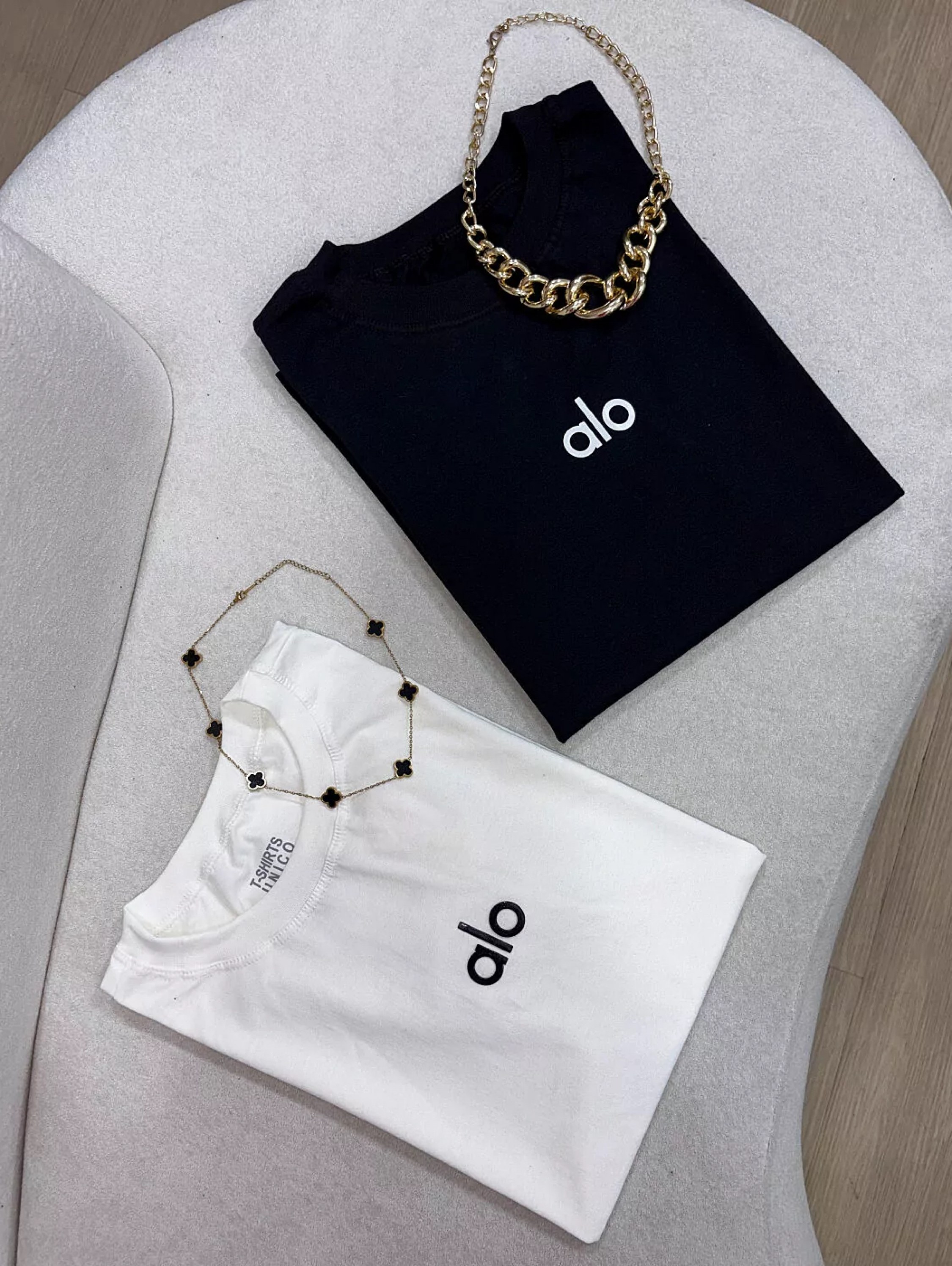 T-shirt único ALÔ  em alto relevo