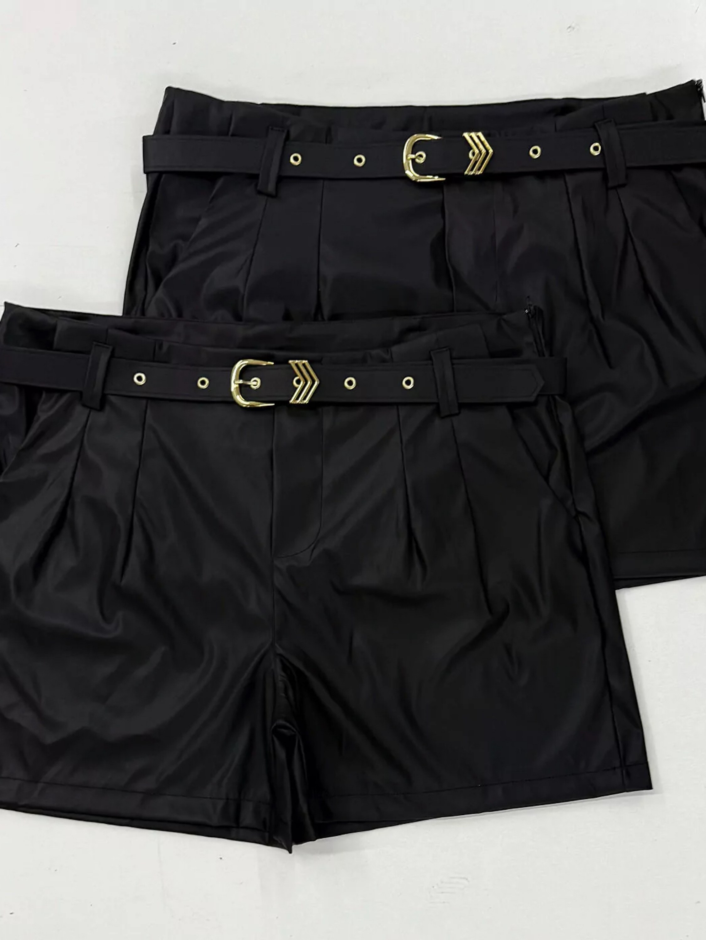 Short plus size couro fake