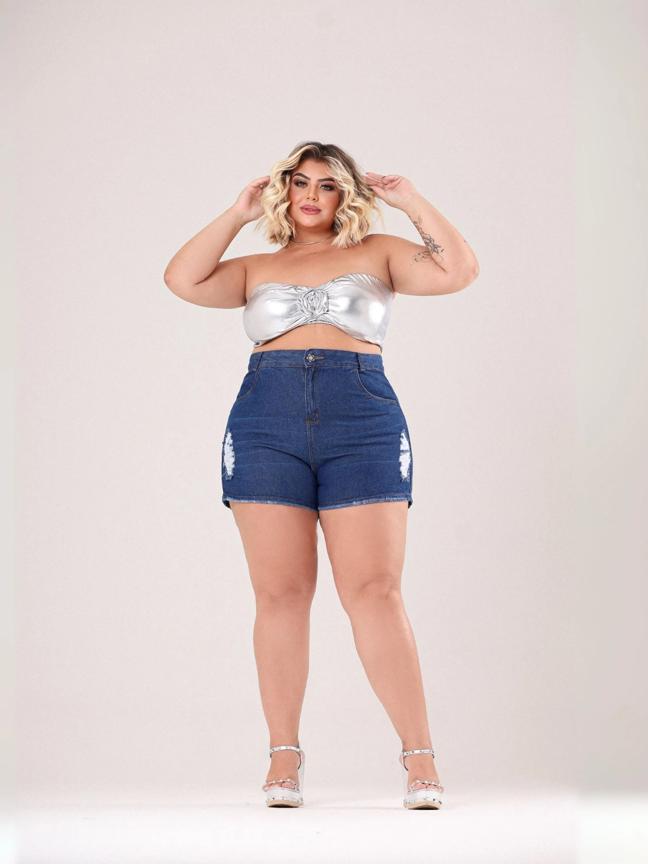 Short Jeans Feminino Plus Size Barra Leve Desfiado