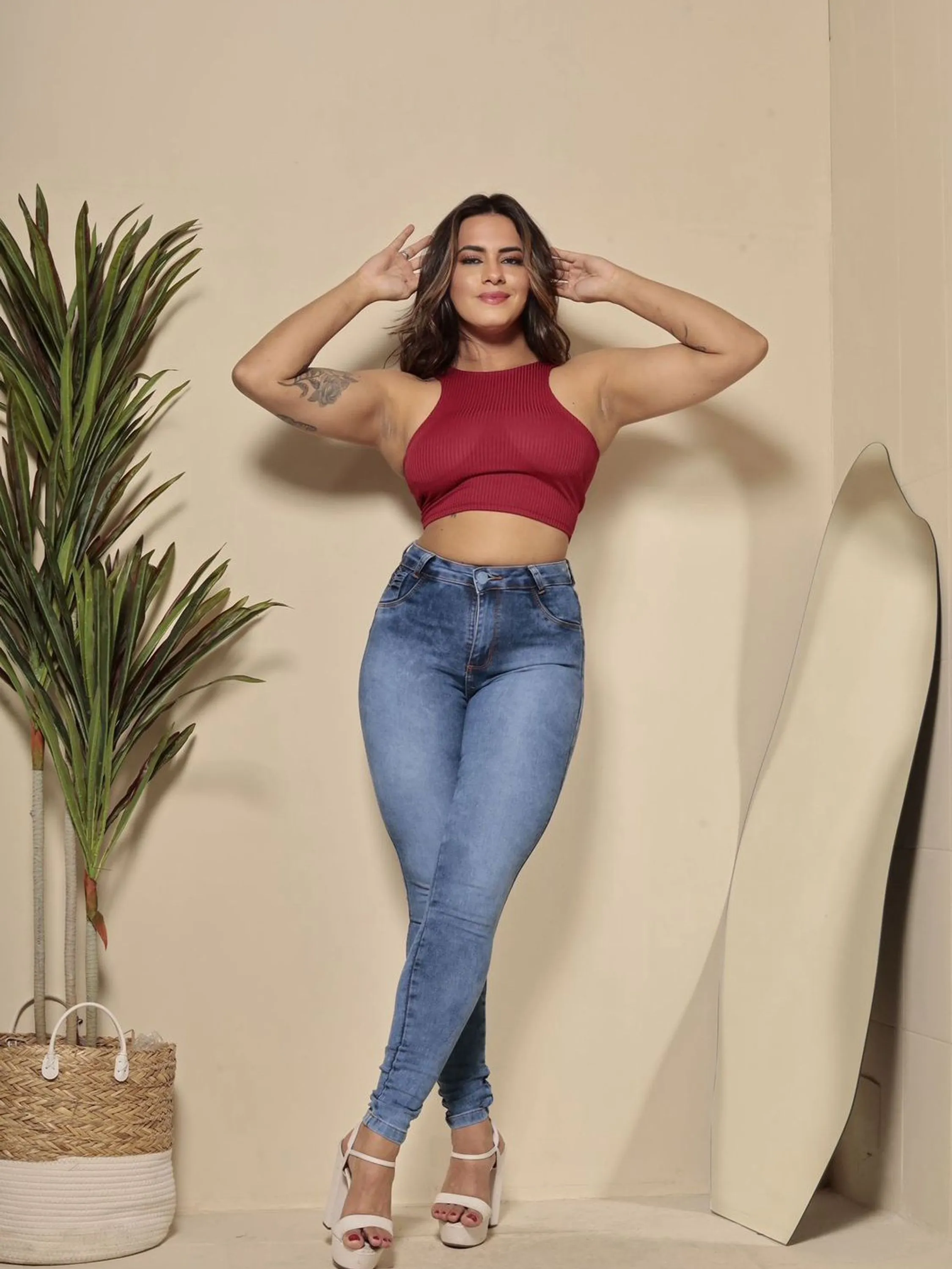 Calça jeans cintura alta, sky lisa com elastano