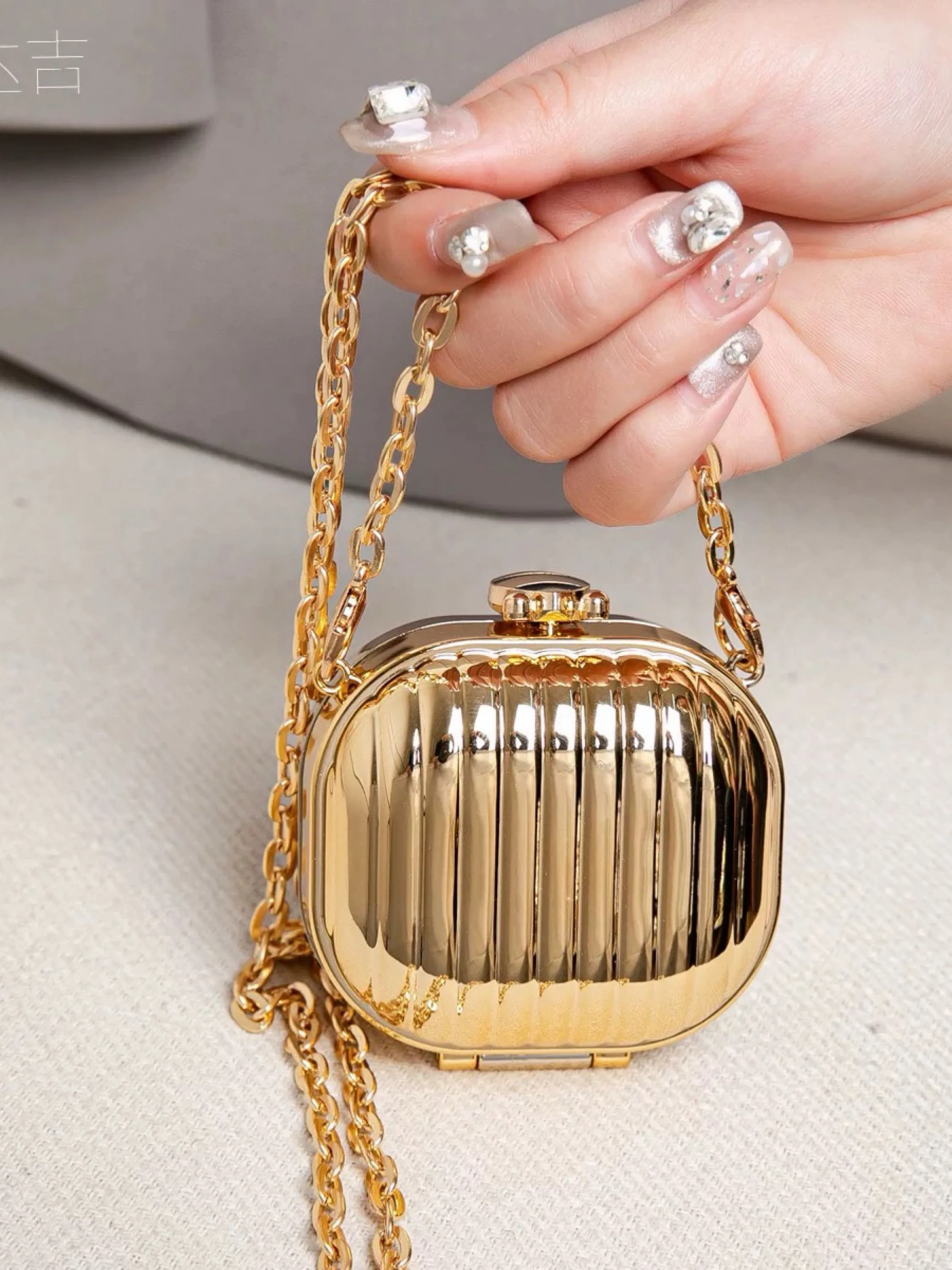 Mini Clutch Metal Futurista 8834