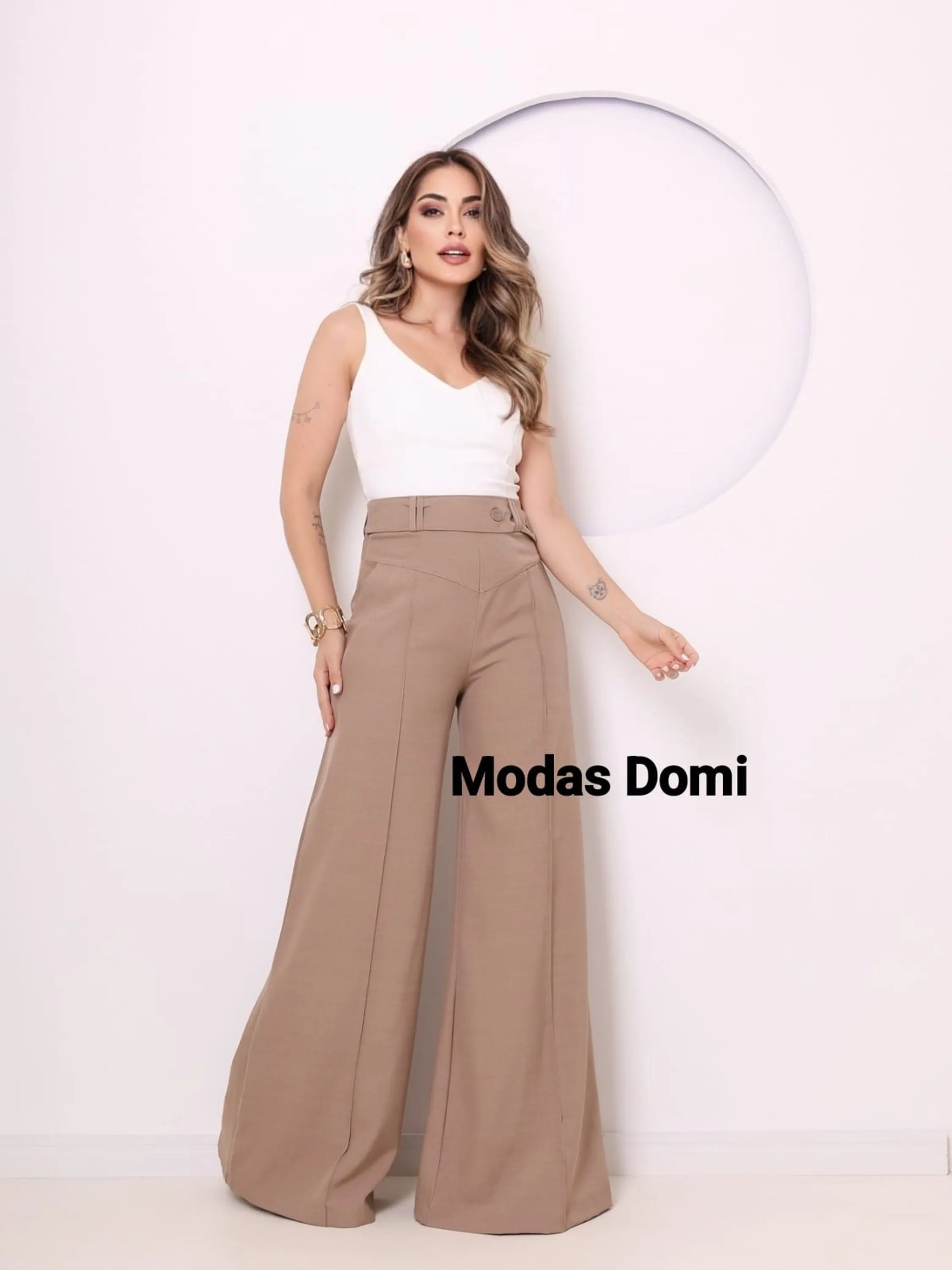 Modas Domi Calça Pantalona Lisa Com Bolsos Laterais Botões em Gabardine Cintura Alta Elegante 8447