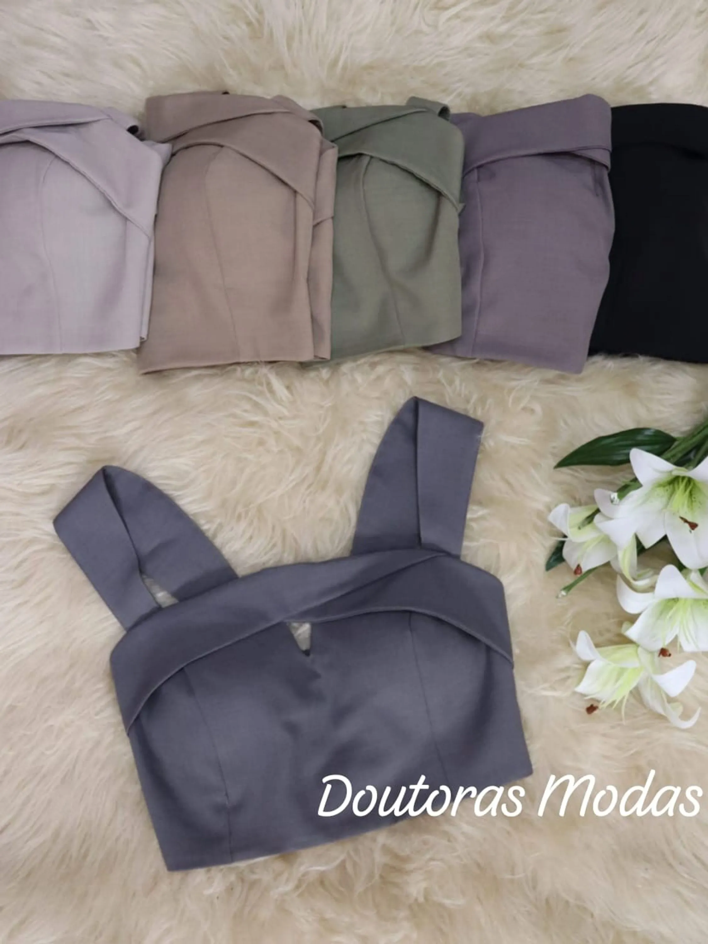 Doutoras Modas Blusa de Alça Cropped Em Gabardine Recorte Vazado Lástex com Bojo 6419