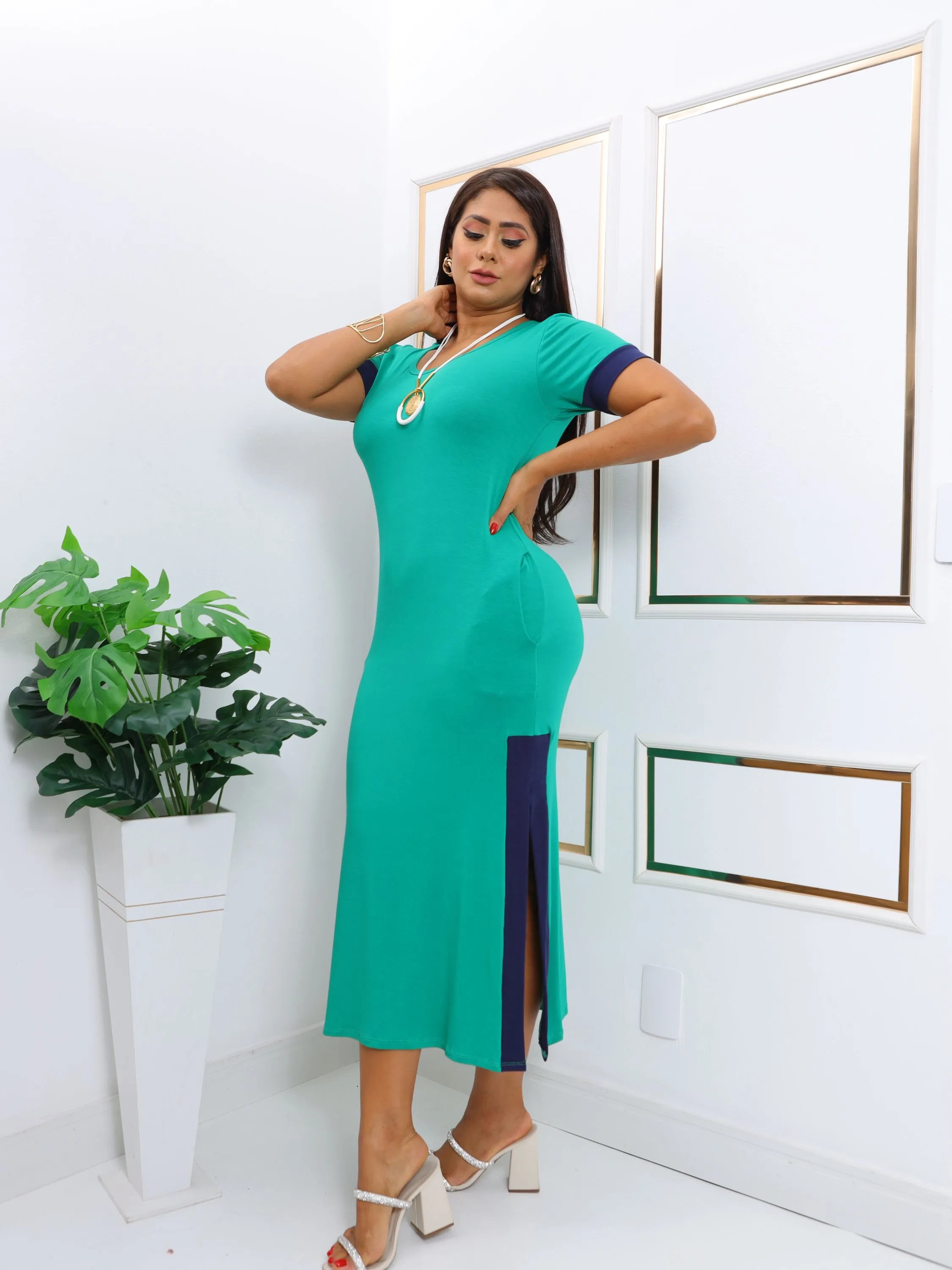 Vestido longo com duas cores tem abertura na lateral e bolso