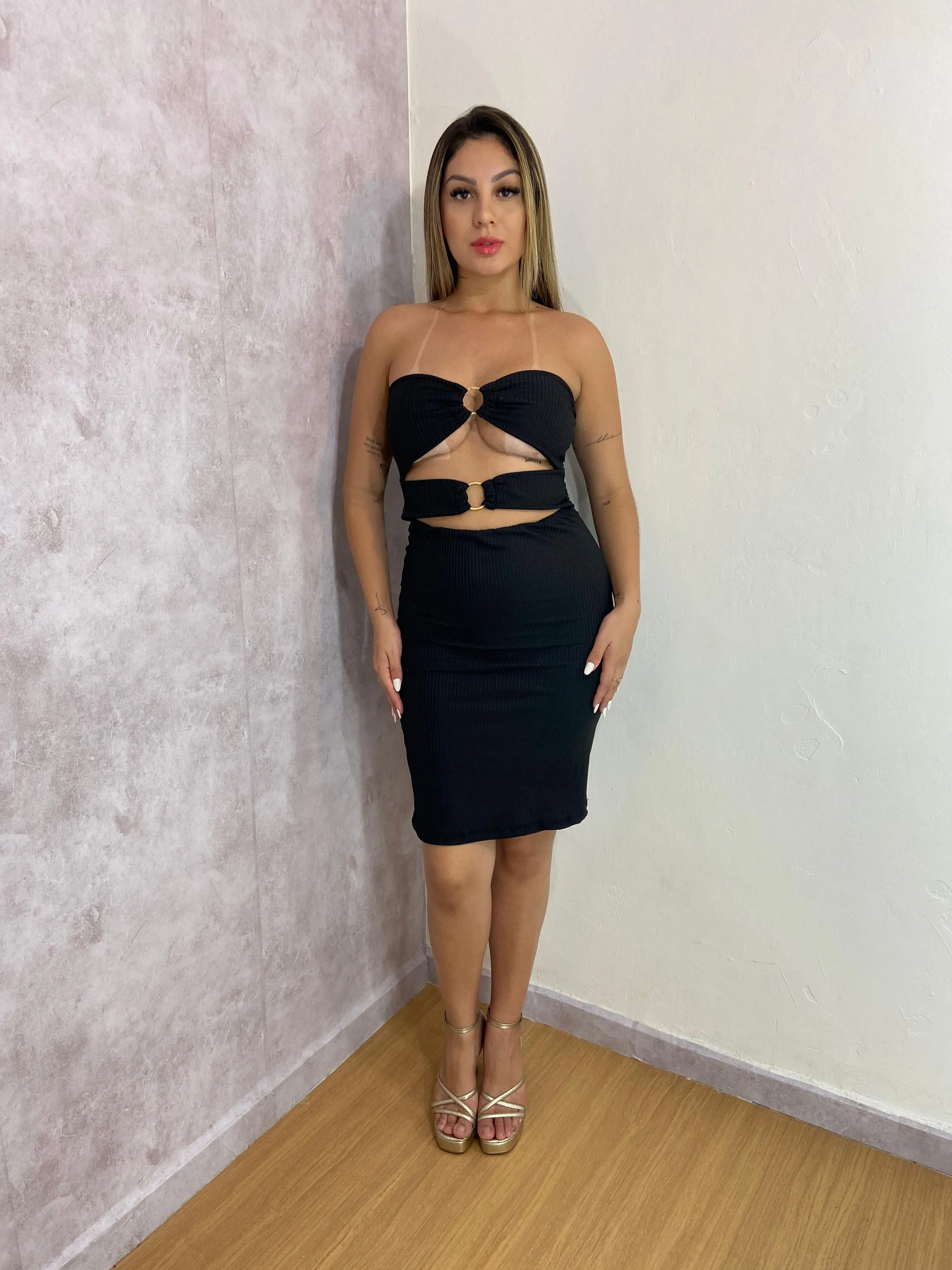 Vestido Feminino Canelado Curto Bodycon Sem Alça Detalhes de Fivela e Recorte