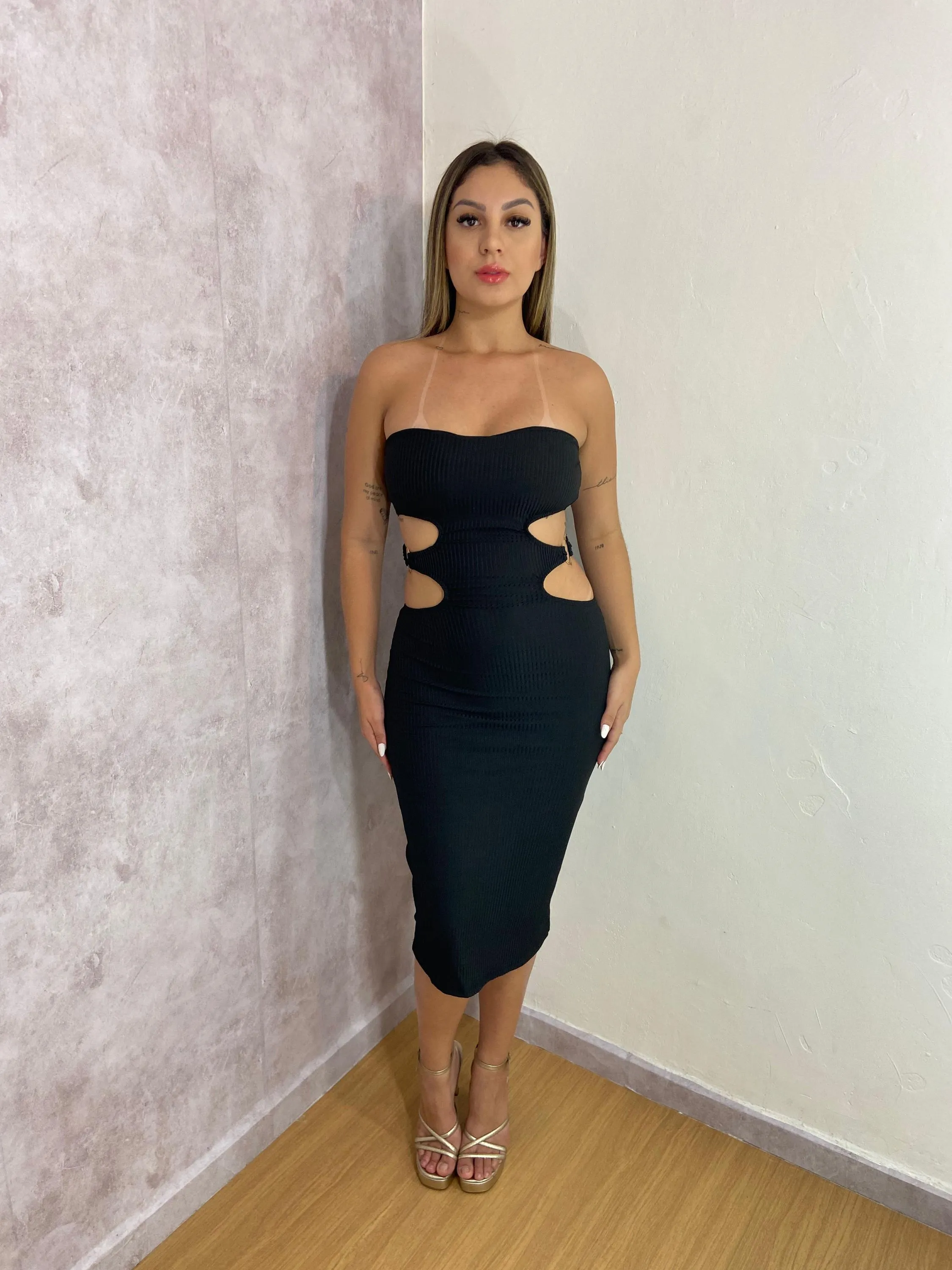 Vestido Blogueira Feminino Midi Canelado Cut Out Sem Alça