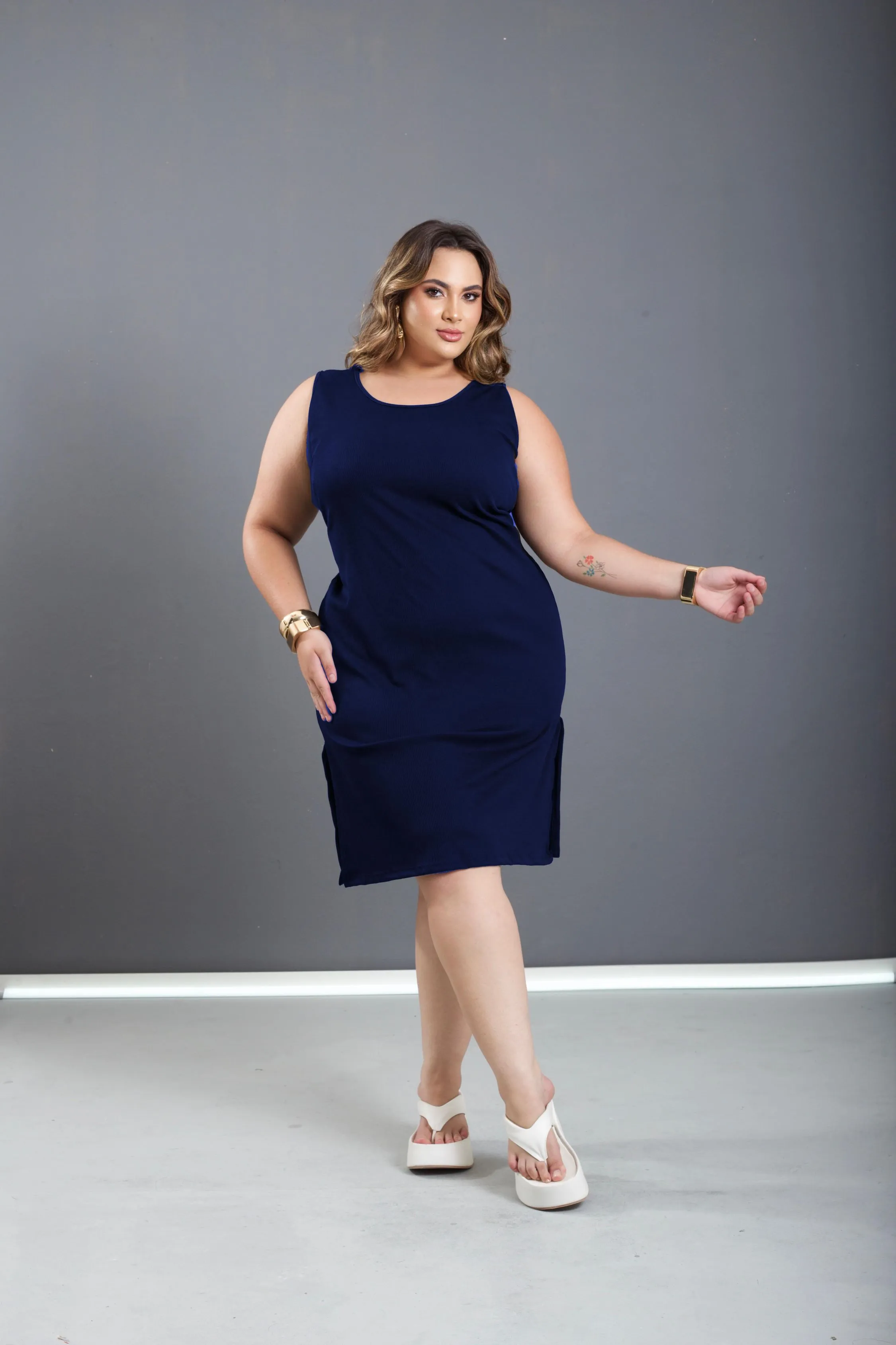 Vestido Midi Canelado Fenda Plus Size Regata Modelador