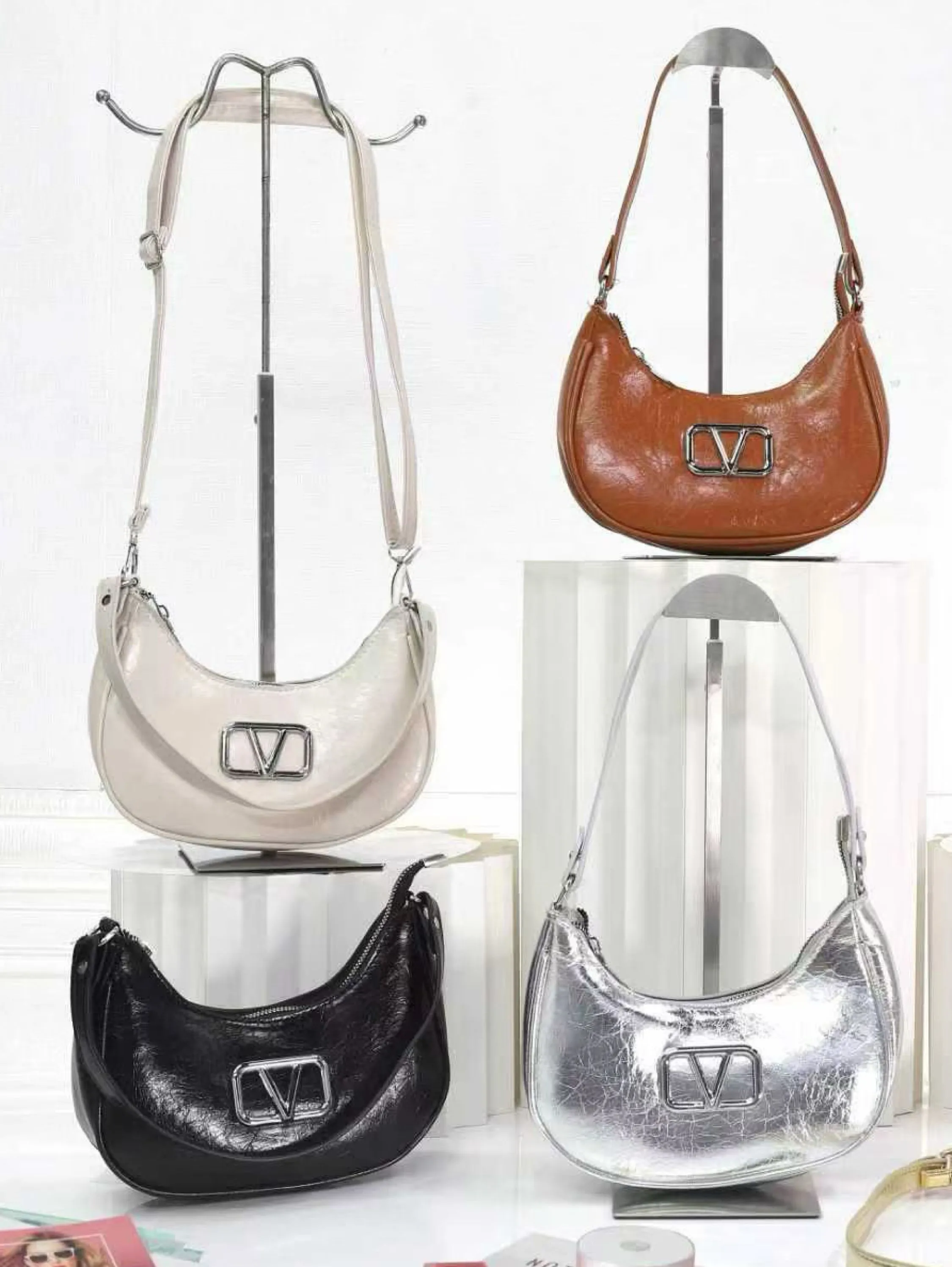 Bolsa meia-lua metalizada com 2 alças bem linda AL-1411