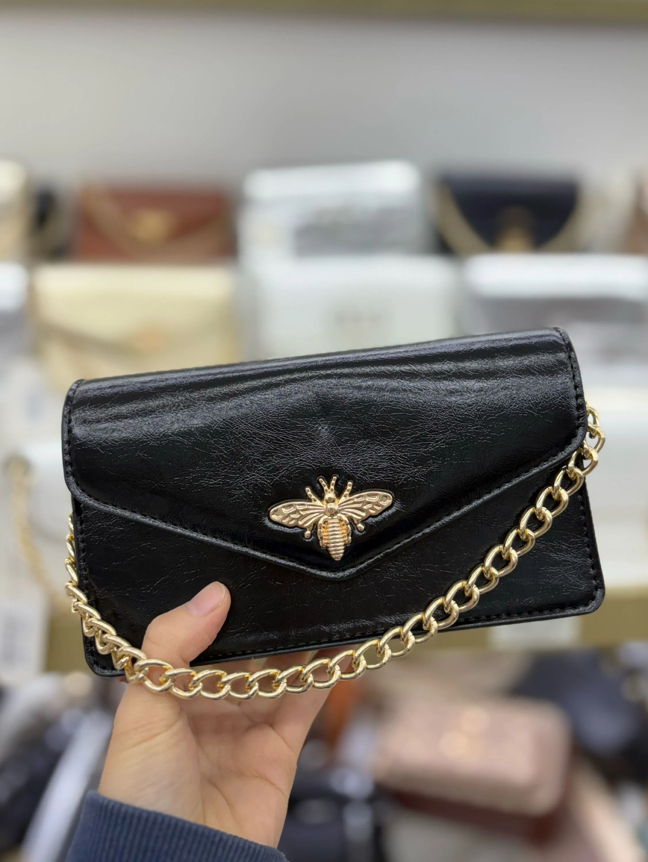 Bolsa metalizada com abelha bem chic AL-1262