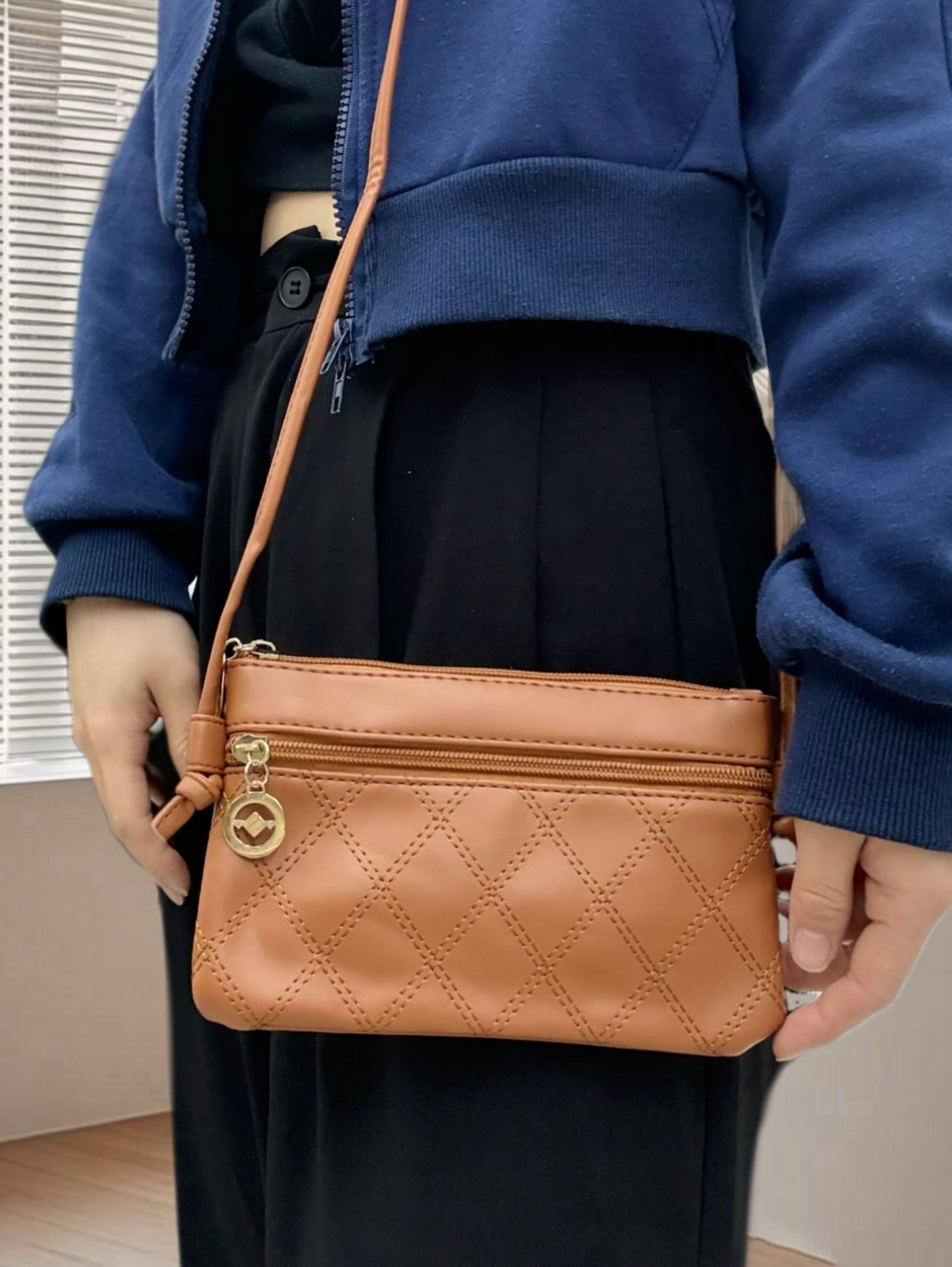 Bolsinha casual com alça cabe celular