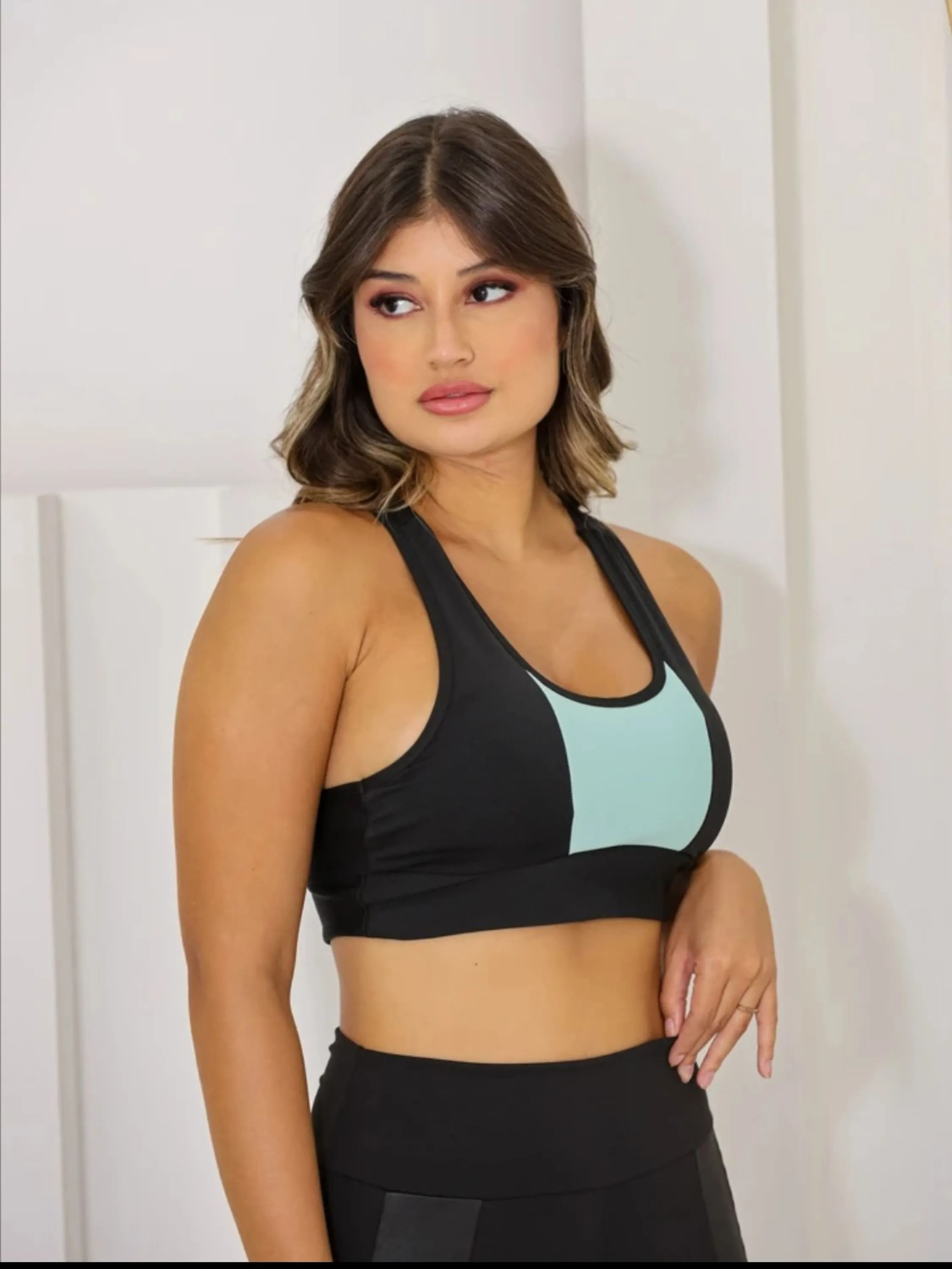 Top Nadador Feminino Com Bojo Moda Fitness Cropped Academia  com detalhes no meio