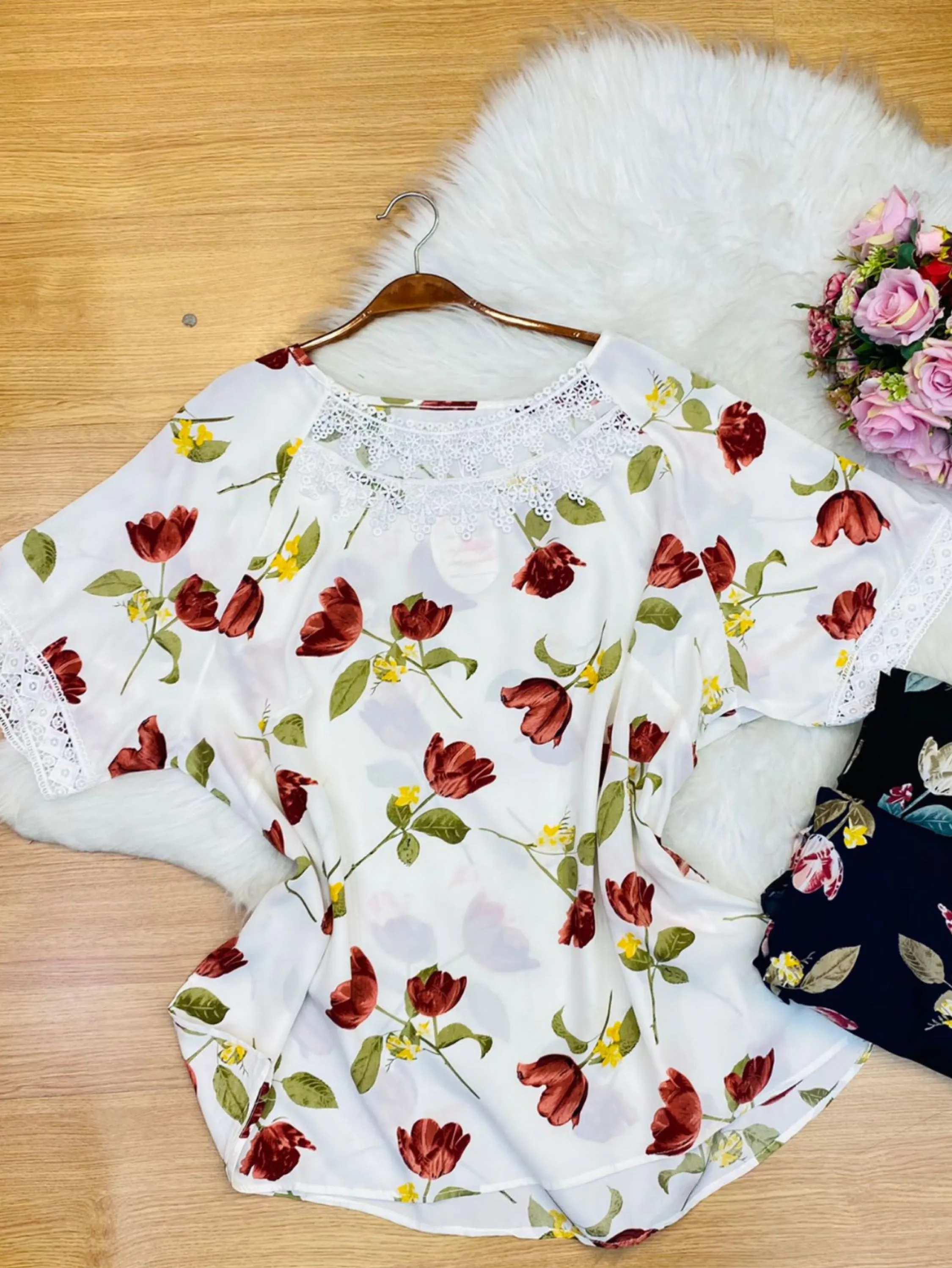 Blusa manga curta crepe com flores plus size