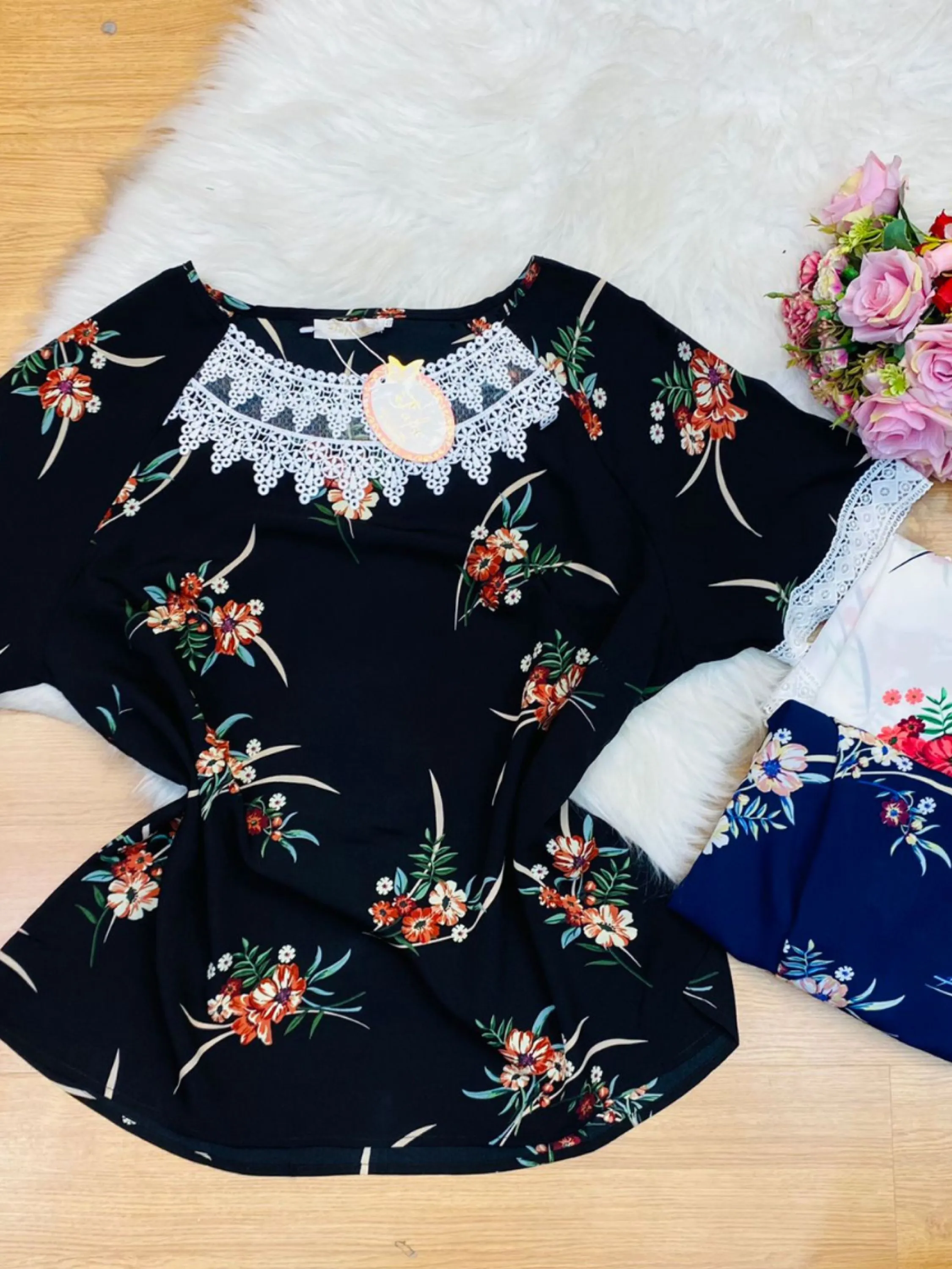 Blusa manga curta crepe com flores plus size