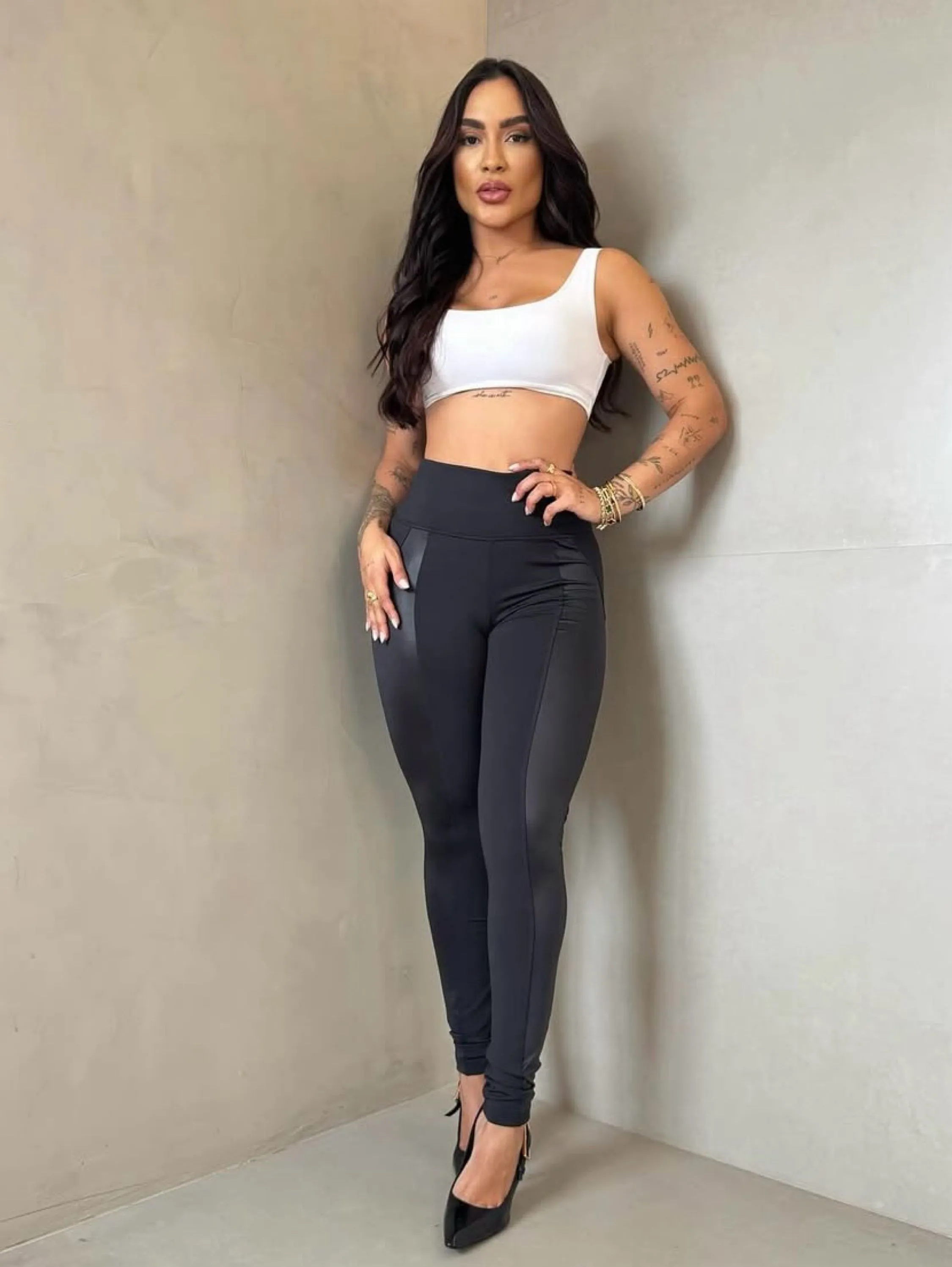 CALÇA LEGGING MODELO MONTARIA COM CIRRE