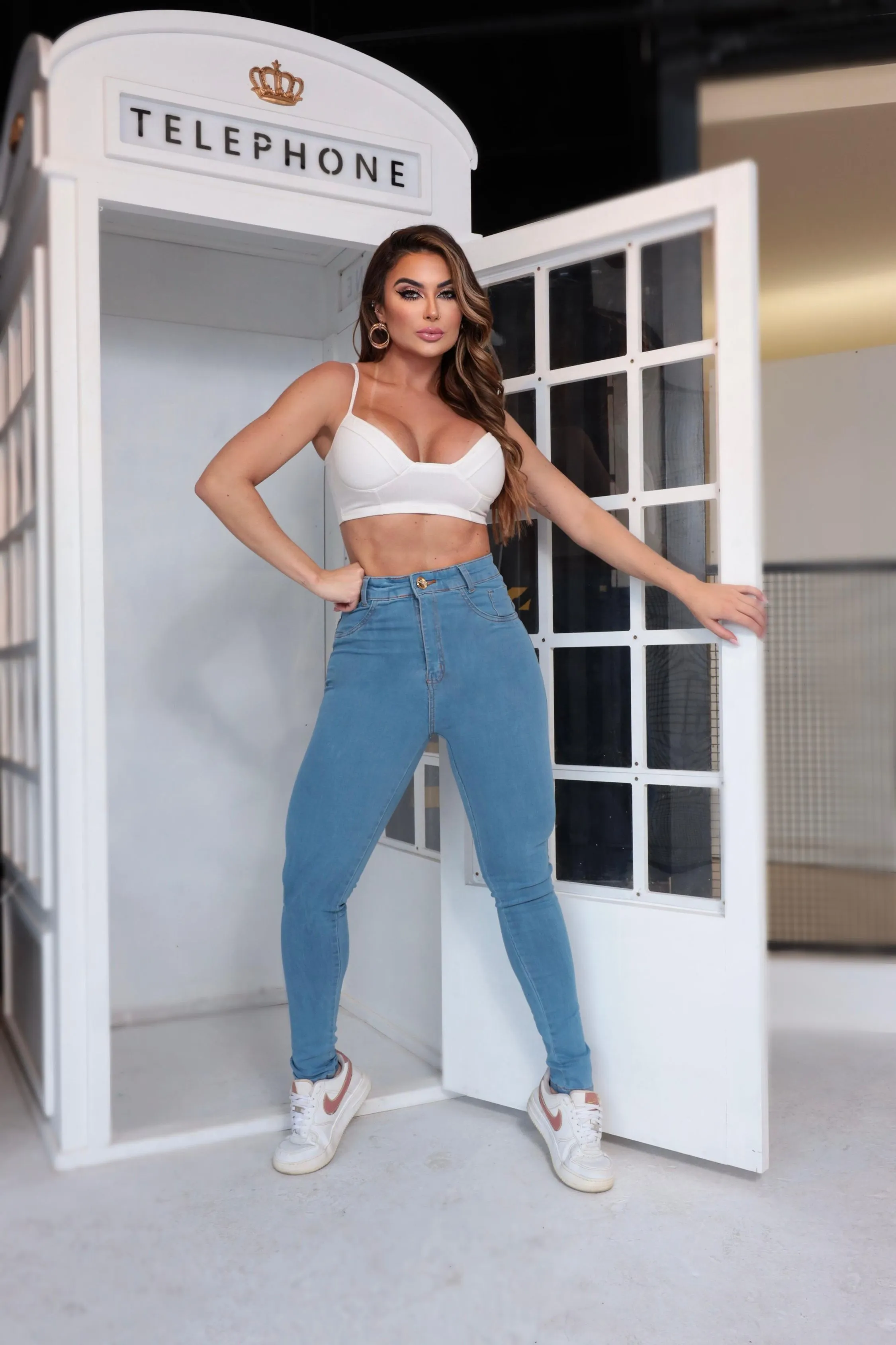 Calça jeans skinny feminina clara básica empina bumbum