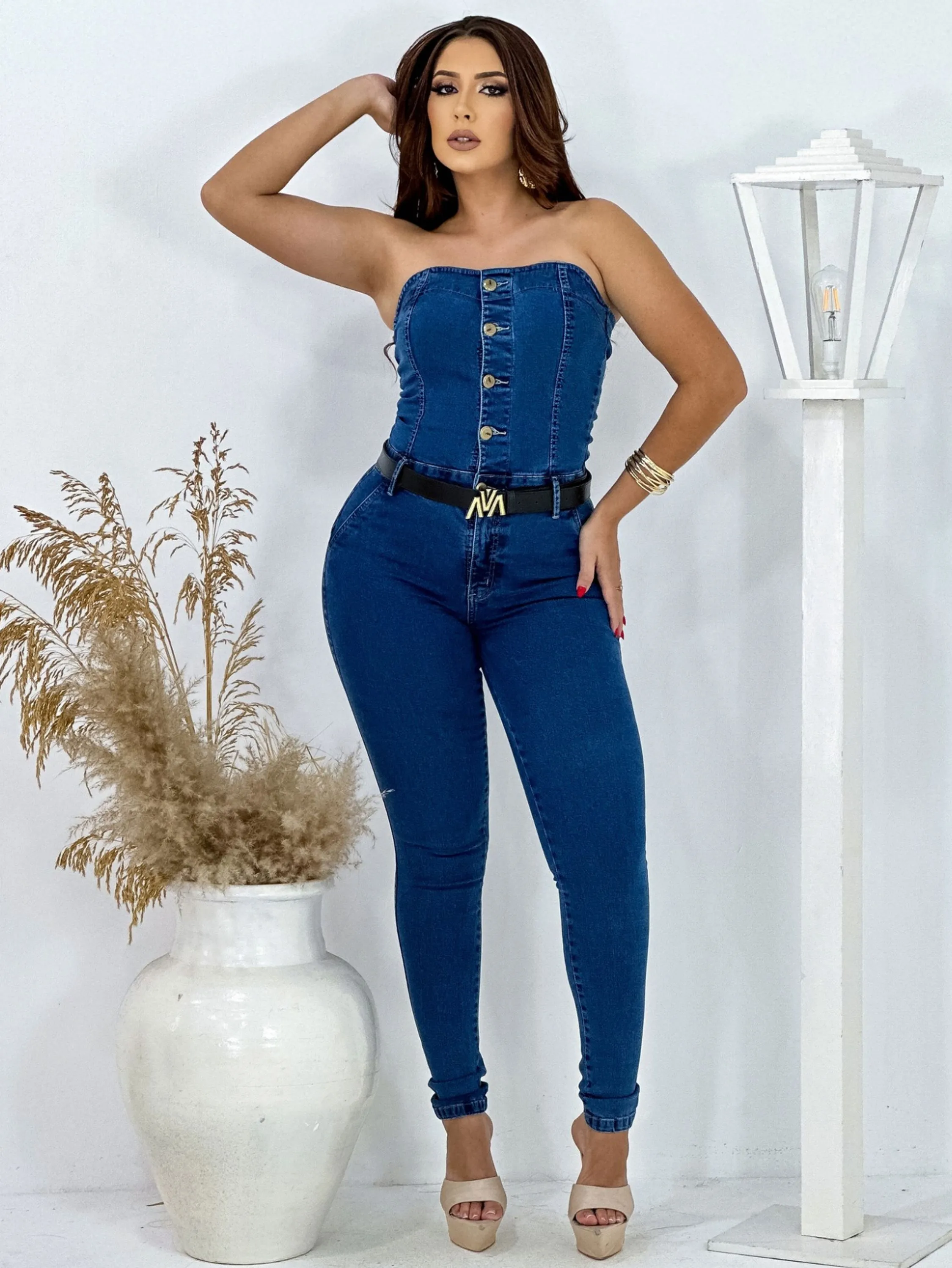 Macacão jeans azul tomara que caia feminino empina bumbum