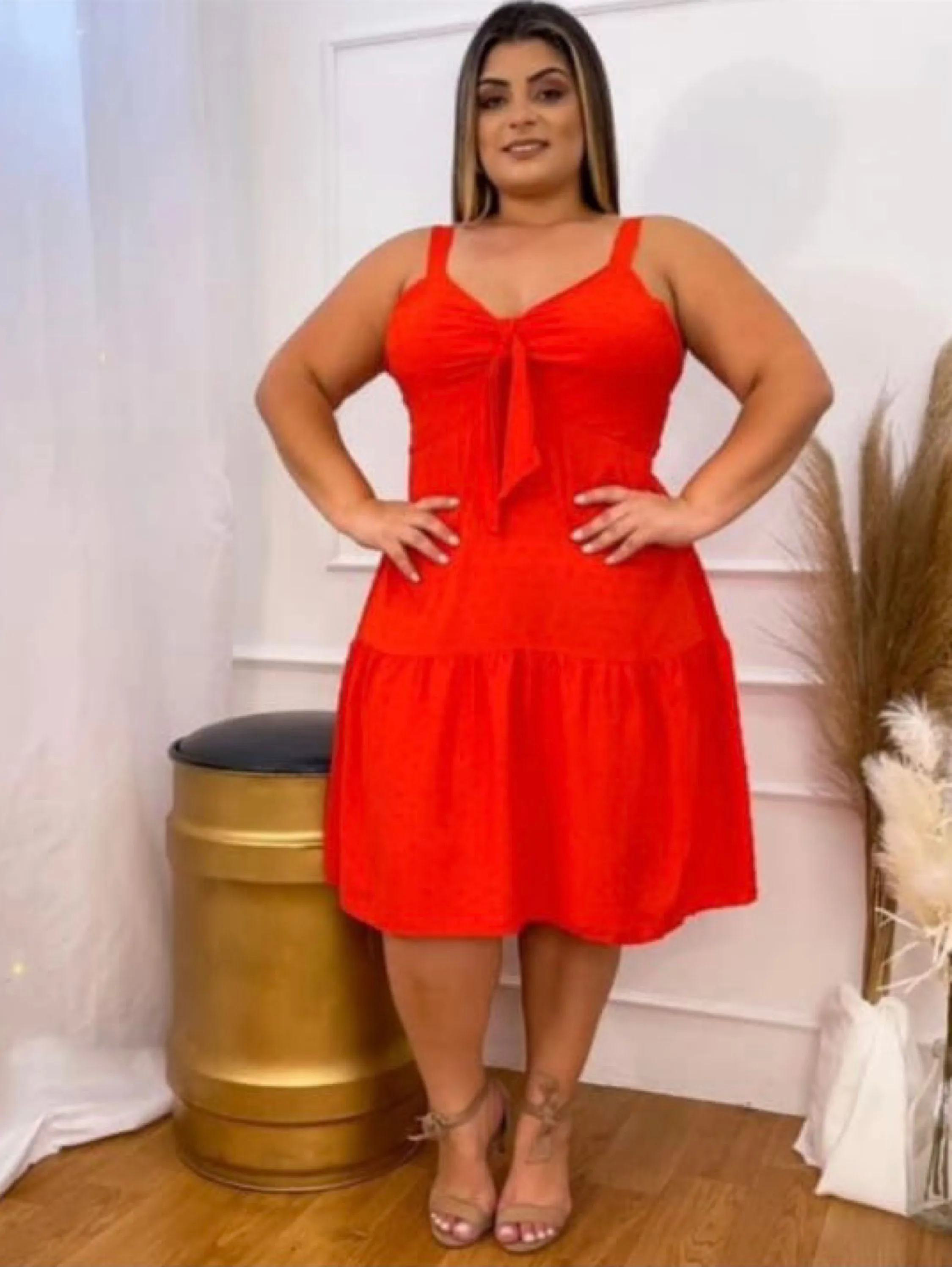 Vestido médio plus-size