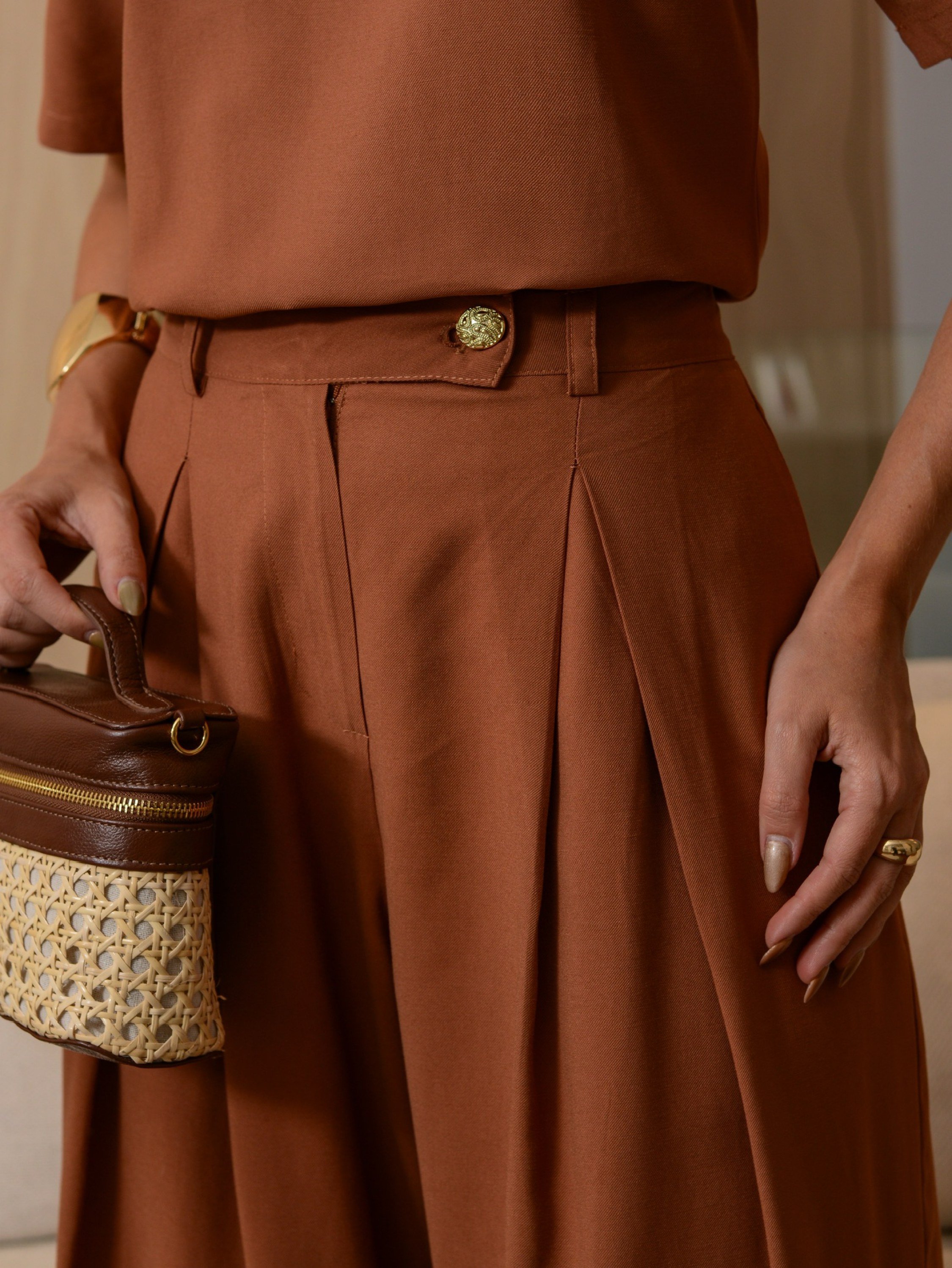 Calça Flare Perna Larga Com Pregas Frontais