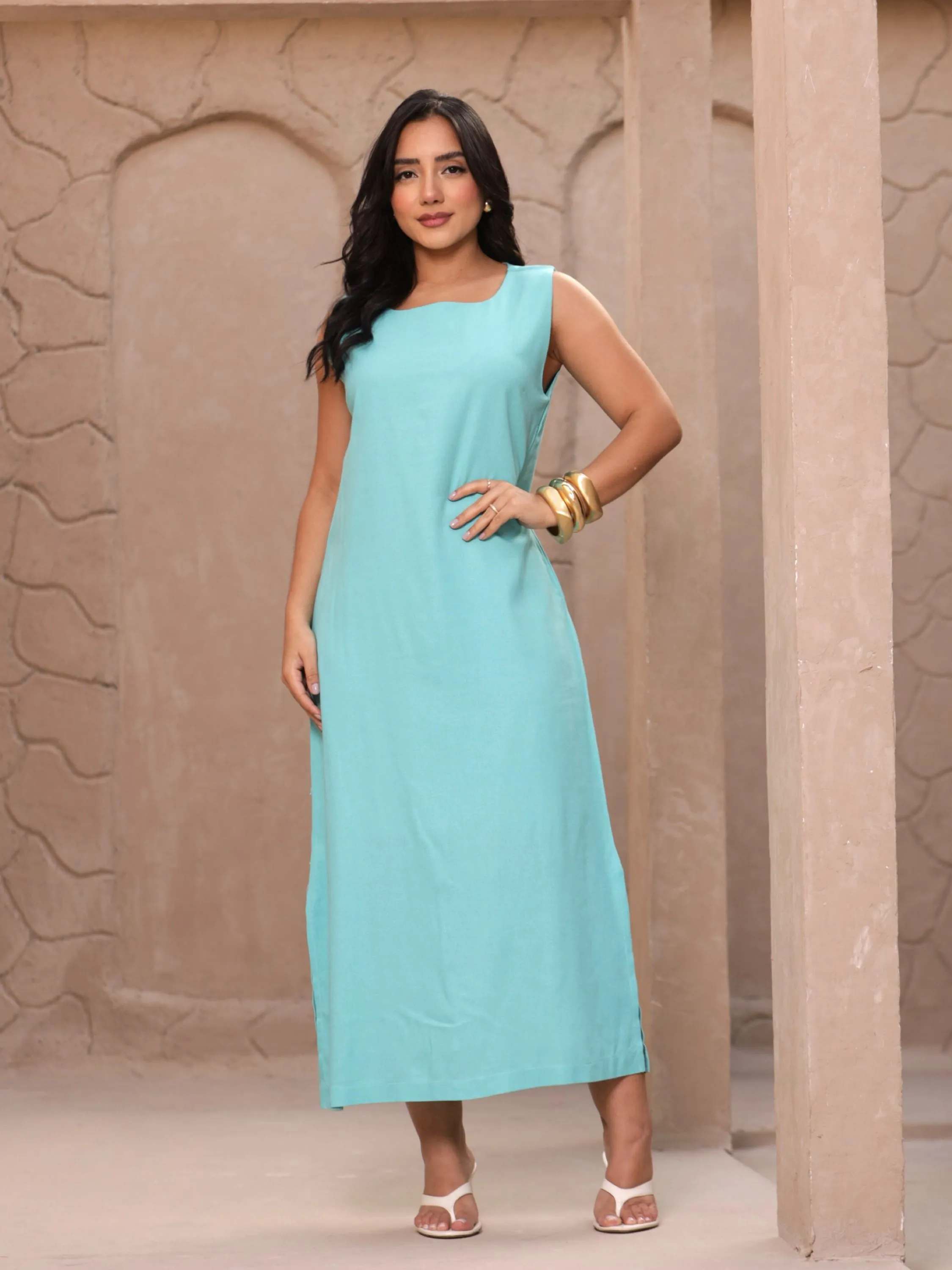 Vestido Feminino em Linho Regata com Bolsos e Fendas