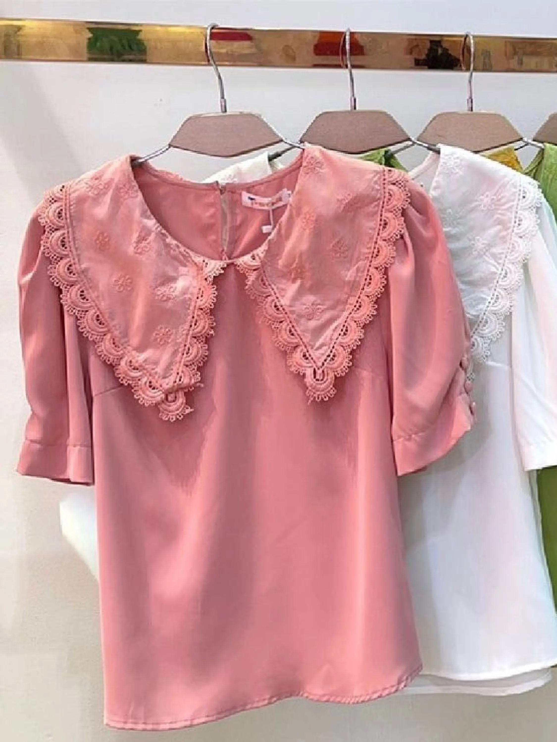 Blusa feminina coleira de boneca