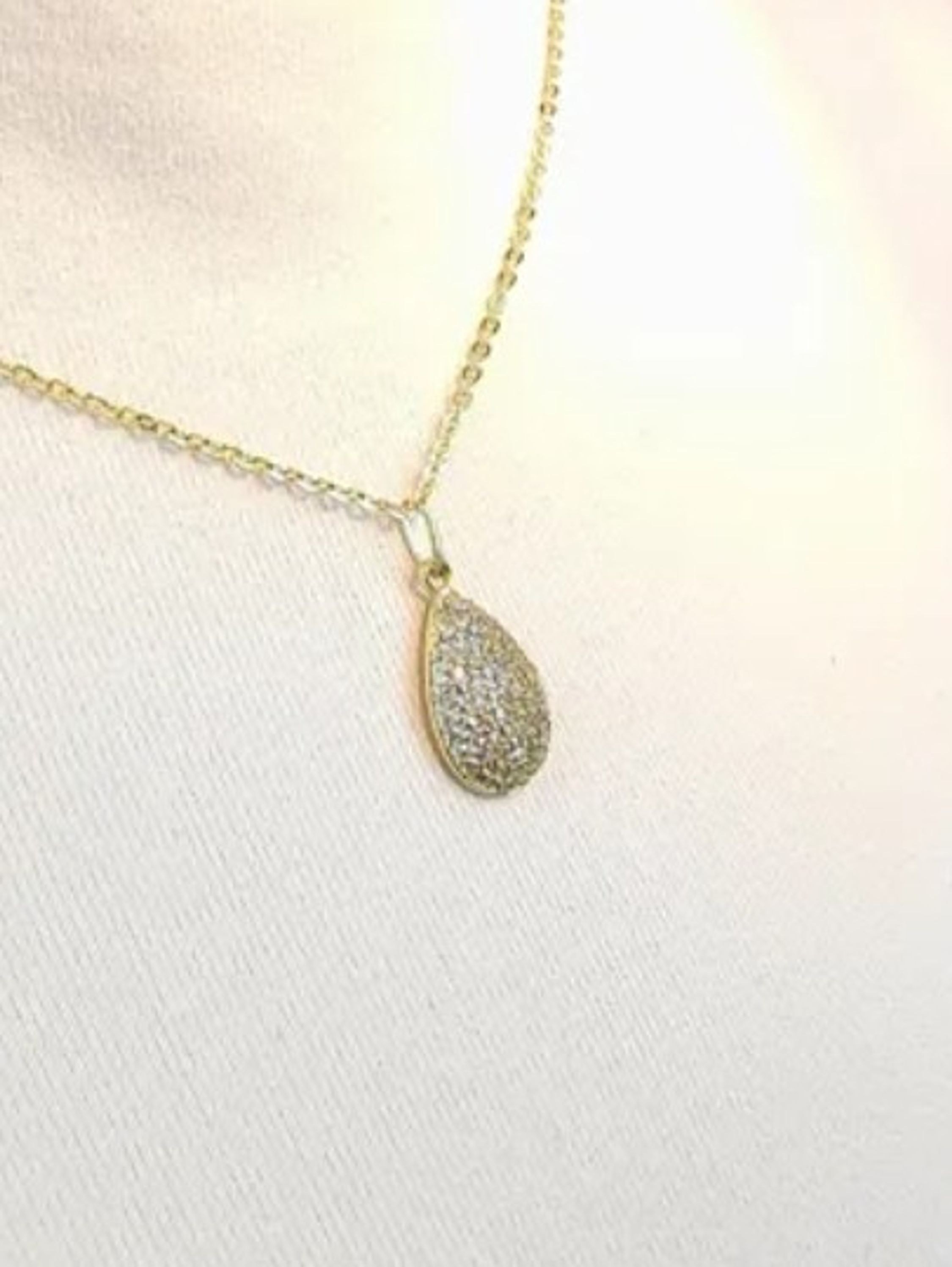 Colar cravejado em zircônia formato de gota