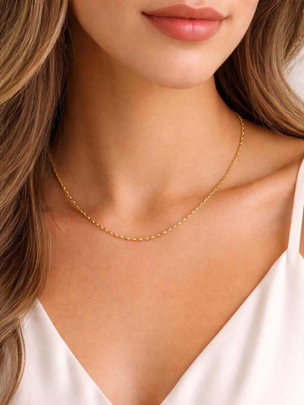 Colar de corrente entrelaçada dourado