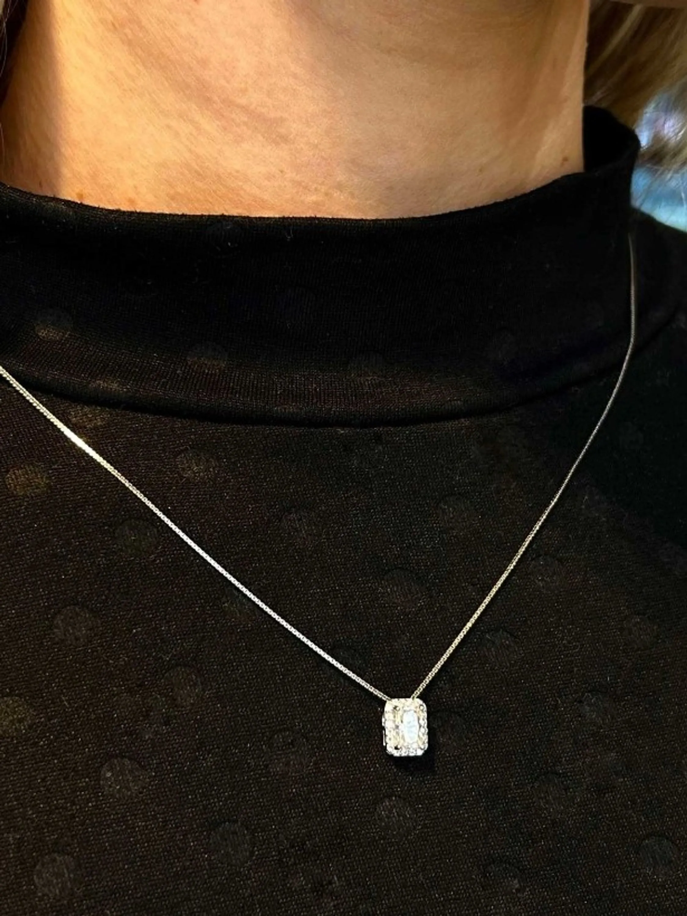 Colar com pedras cravejadas em zircônia quadrado