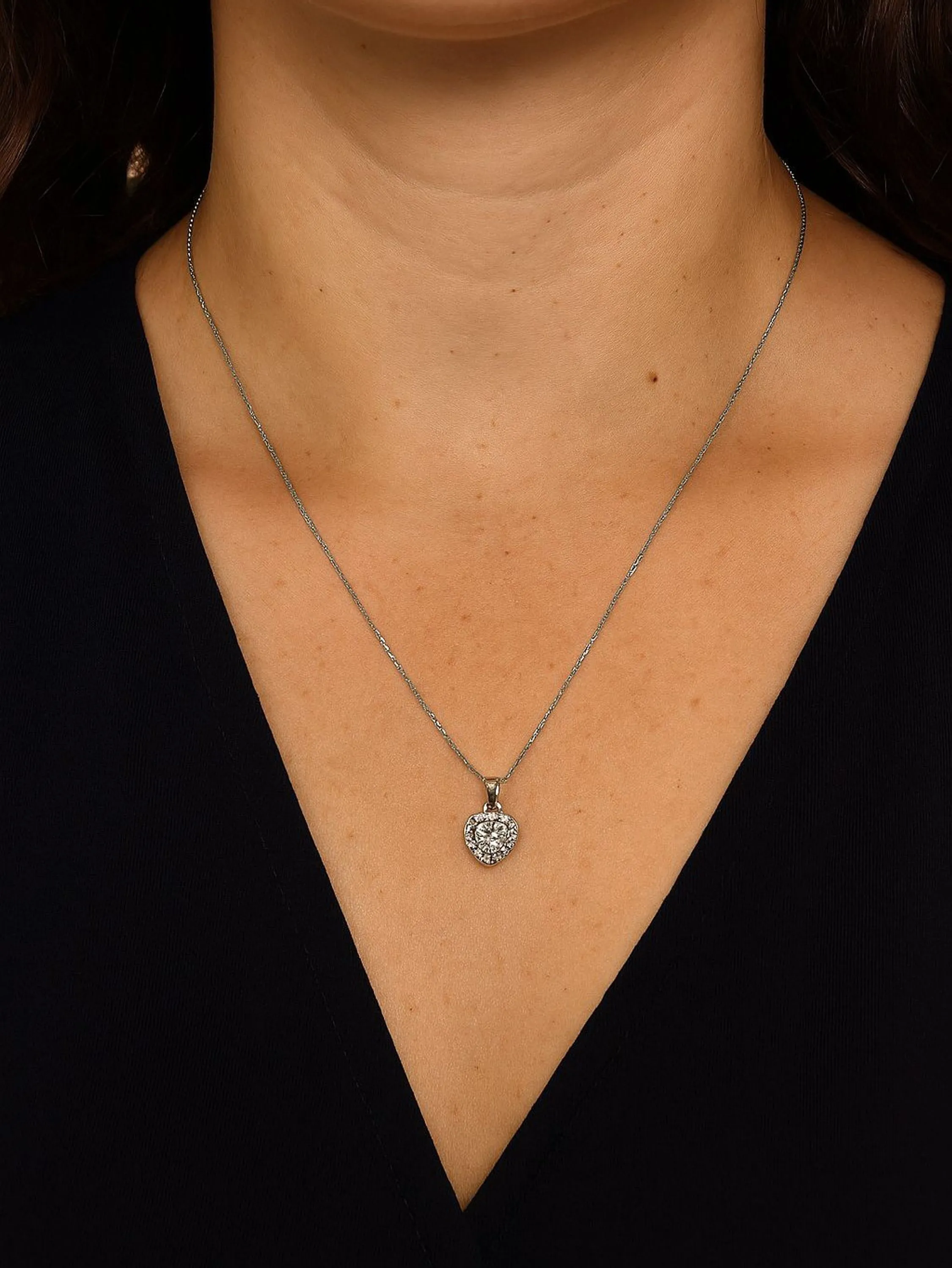 Colar cravejado com em zircônia e pedra diamante coração