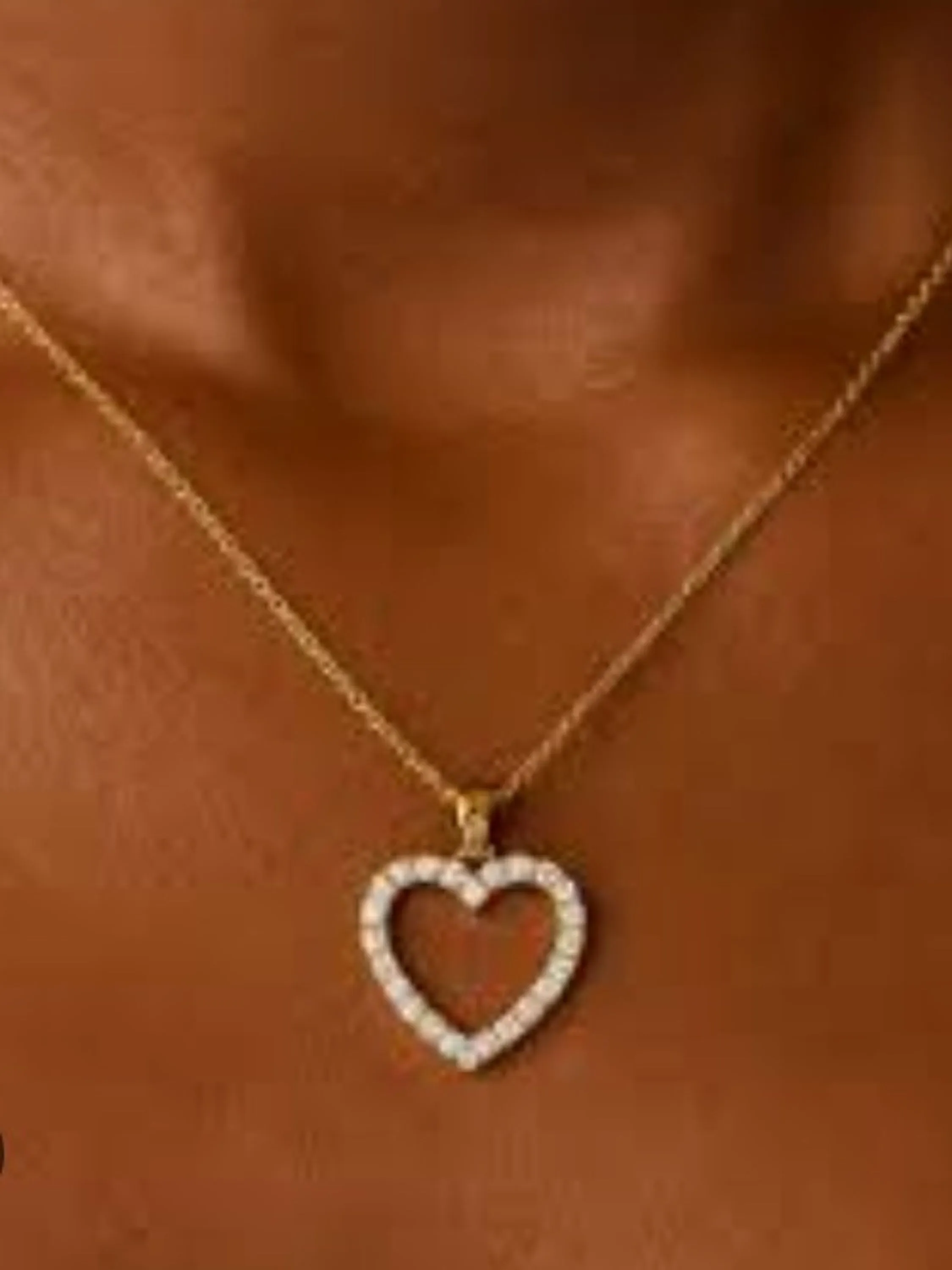 Colar vazado com pedras cravejadas em zircônia coração