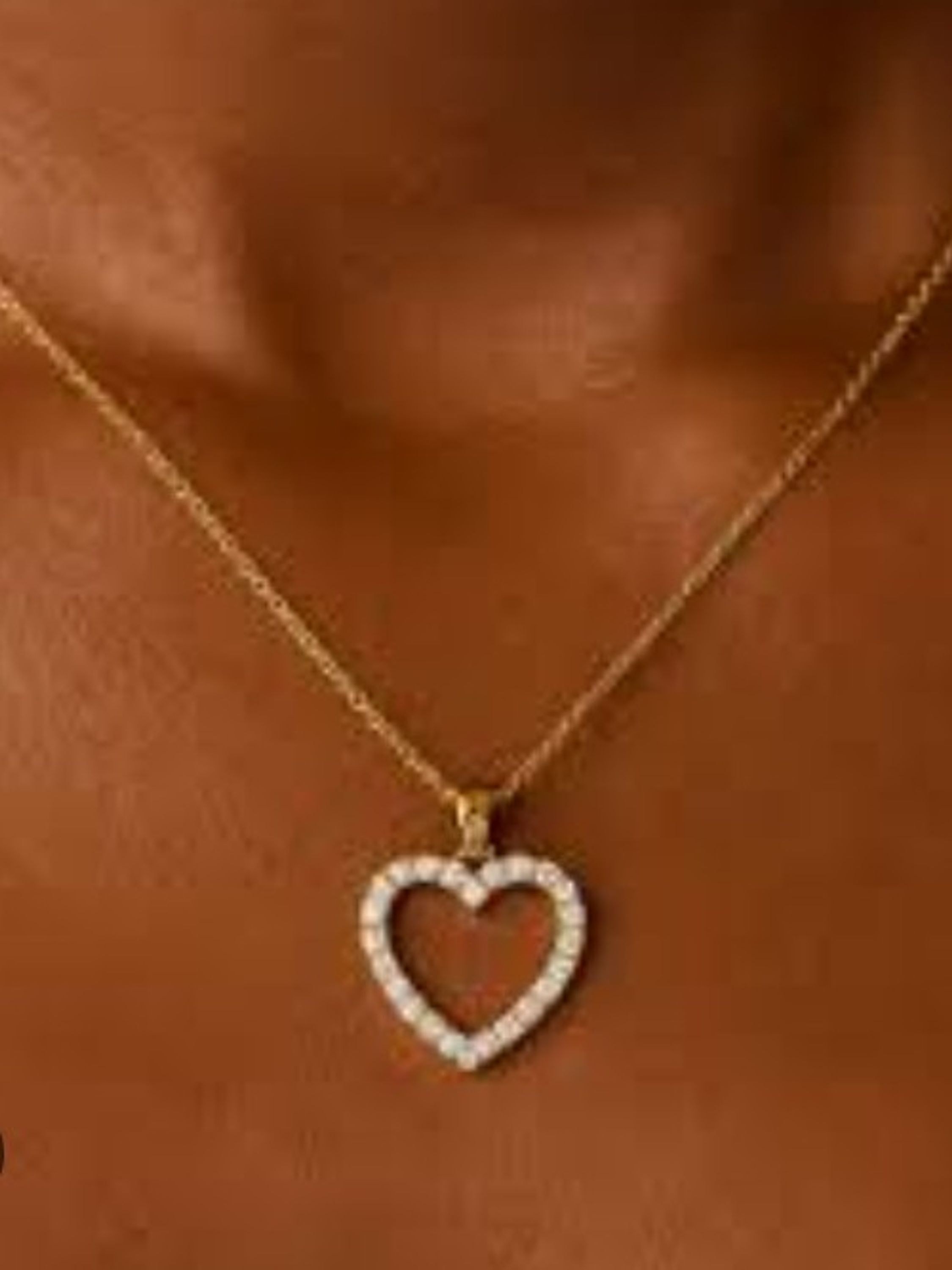 Colar vazado com pedras cravejadas em zircônia coração