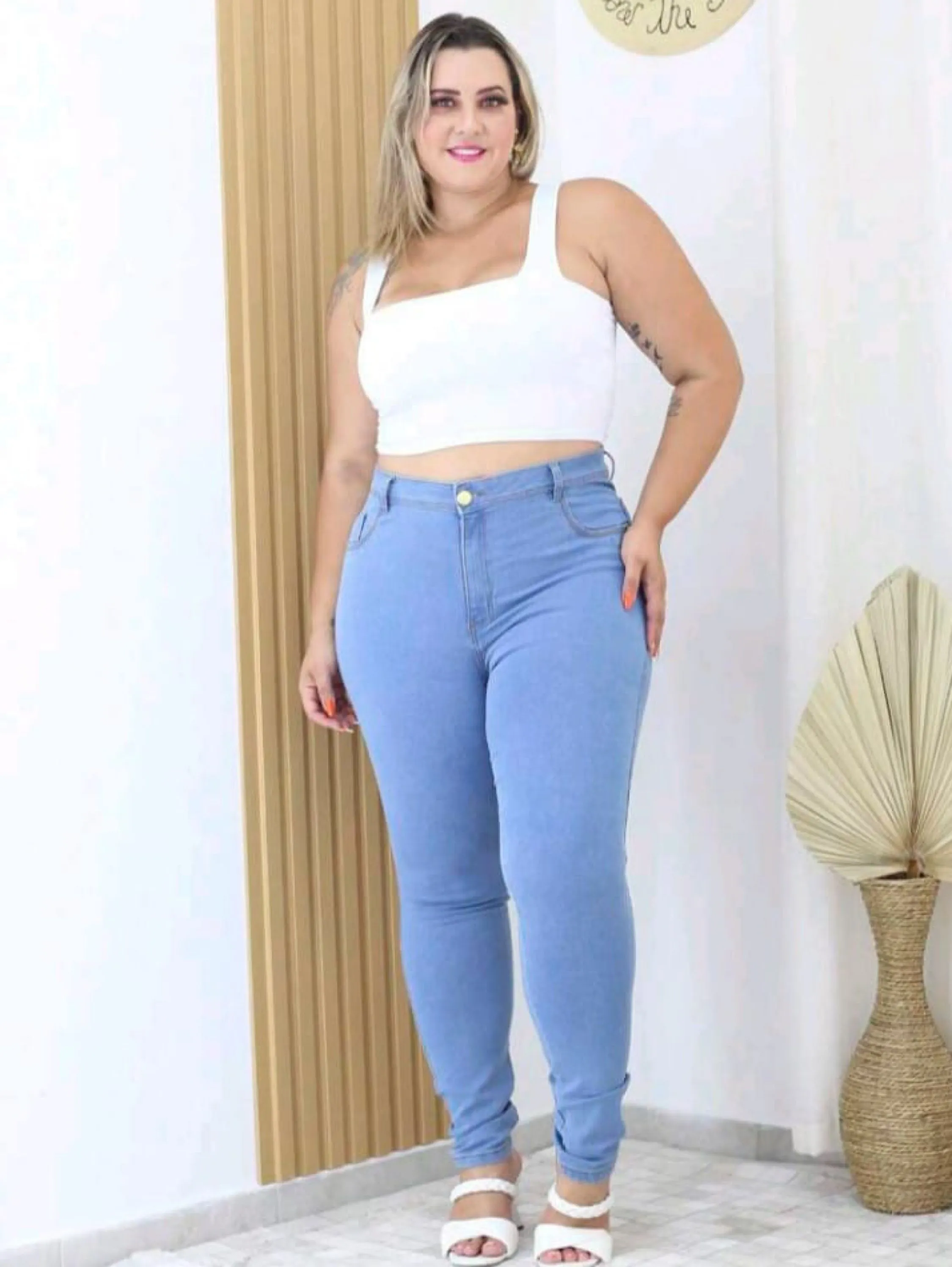 Calça feminina plus size jeans com elastano