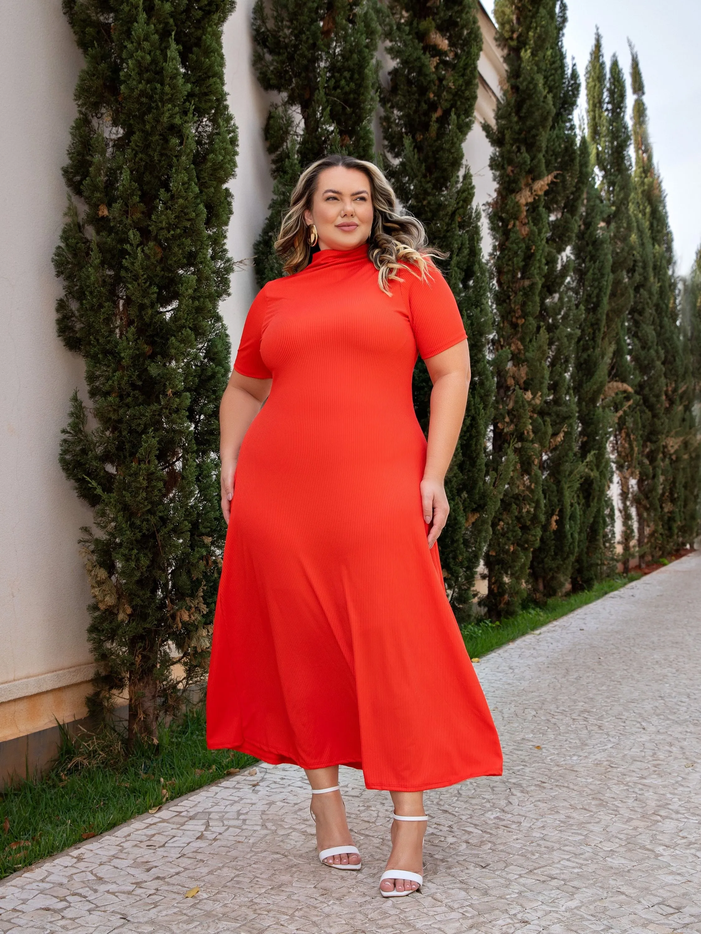 Vestido plus size canelado evasê Max midi