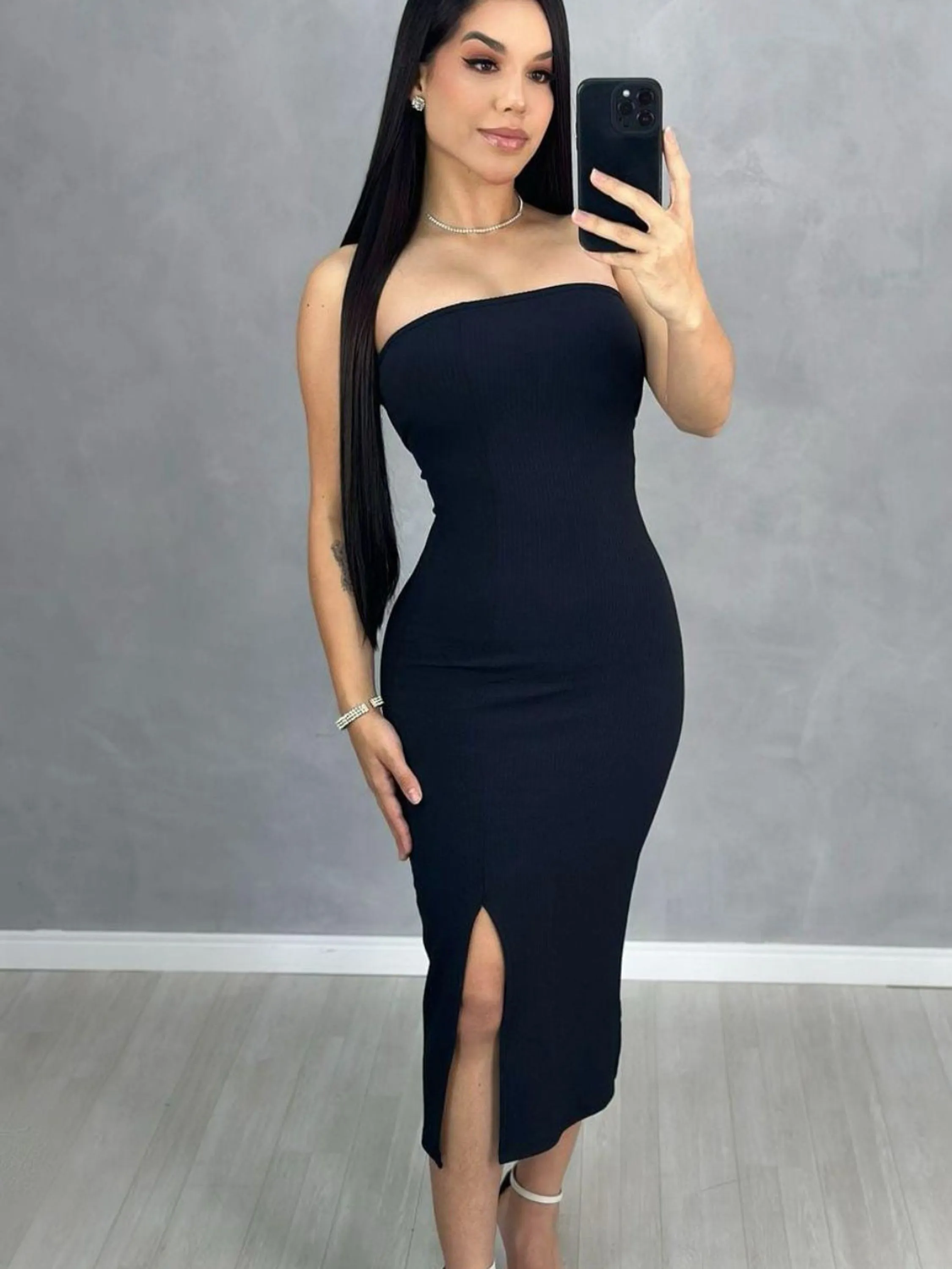 Vestido midi com fenda