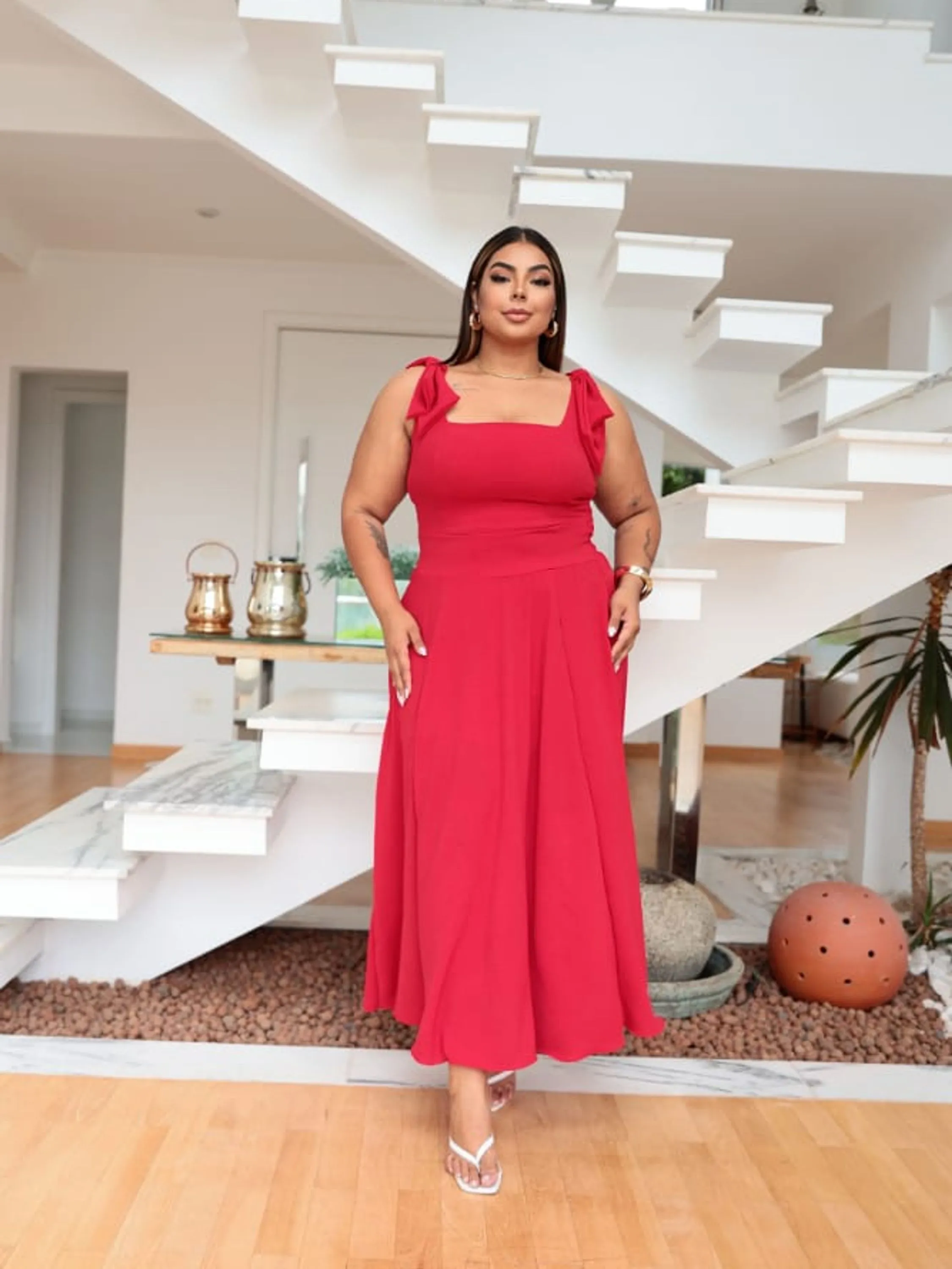 Vestido Plus Size Liso com Laços nas Alças