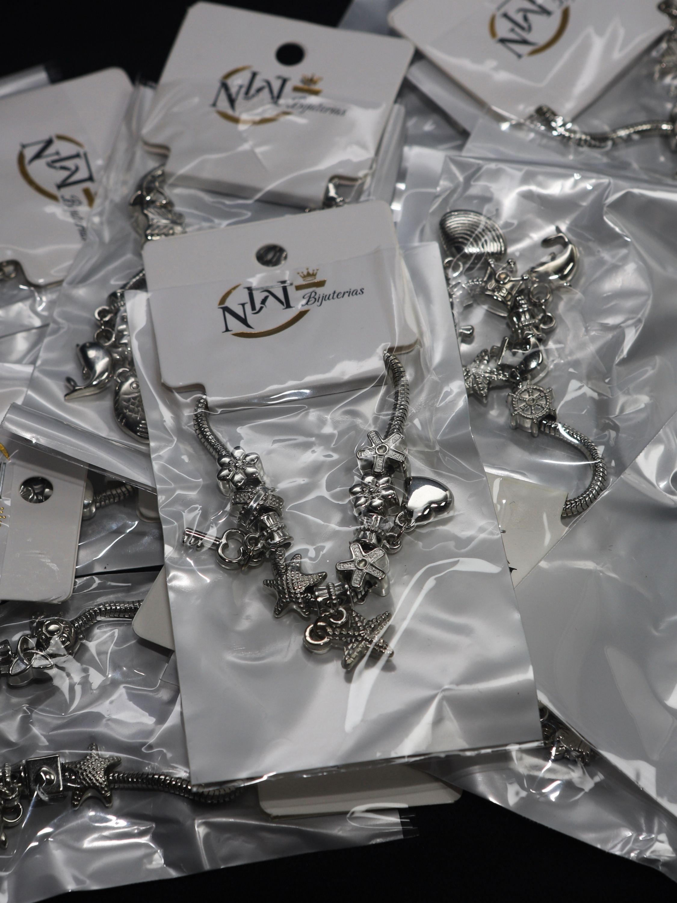 Kit 6 Pulseira Pandora Berloques (Modelo aleatório)