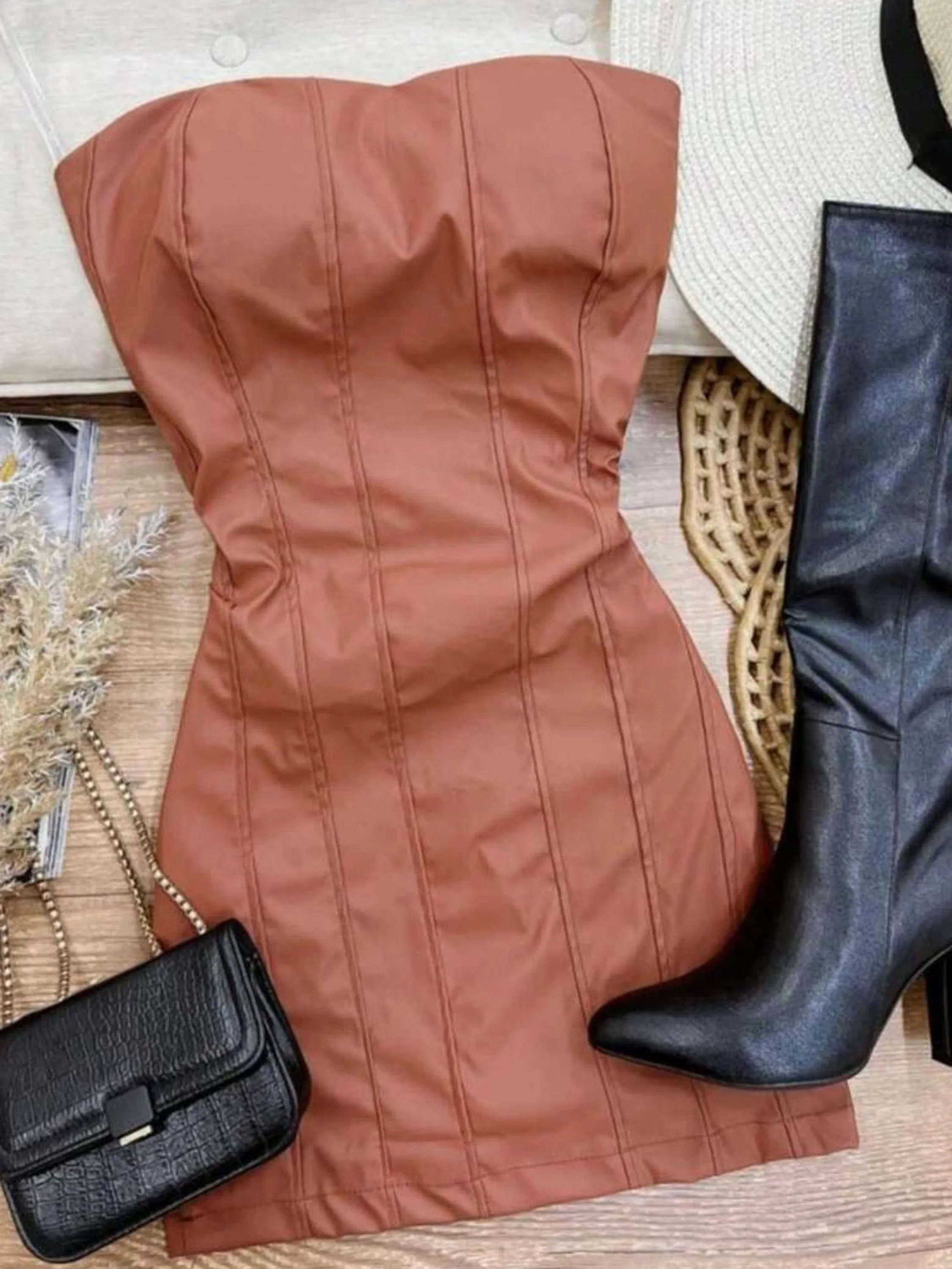 Vestido Curto Tomara que Caia de Couro Sintético