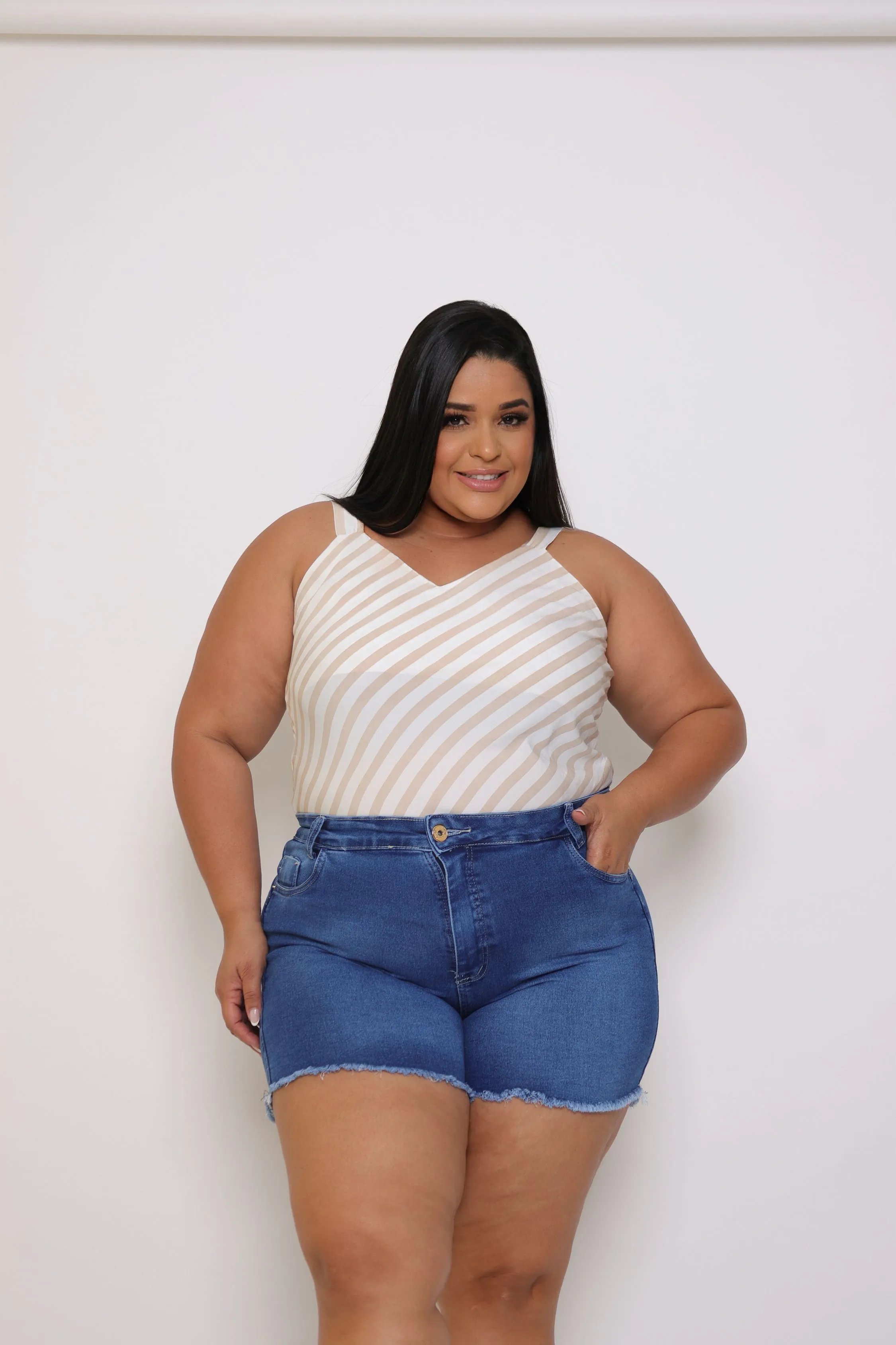 Shorts Plus Size Jeans Escuro Curto Desfiado Moda Verão Fashion Cintura Alta Bolso