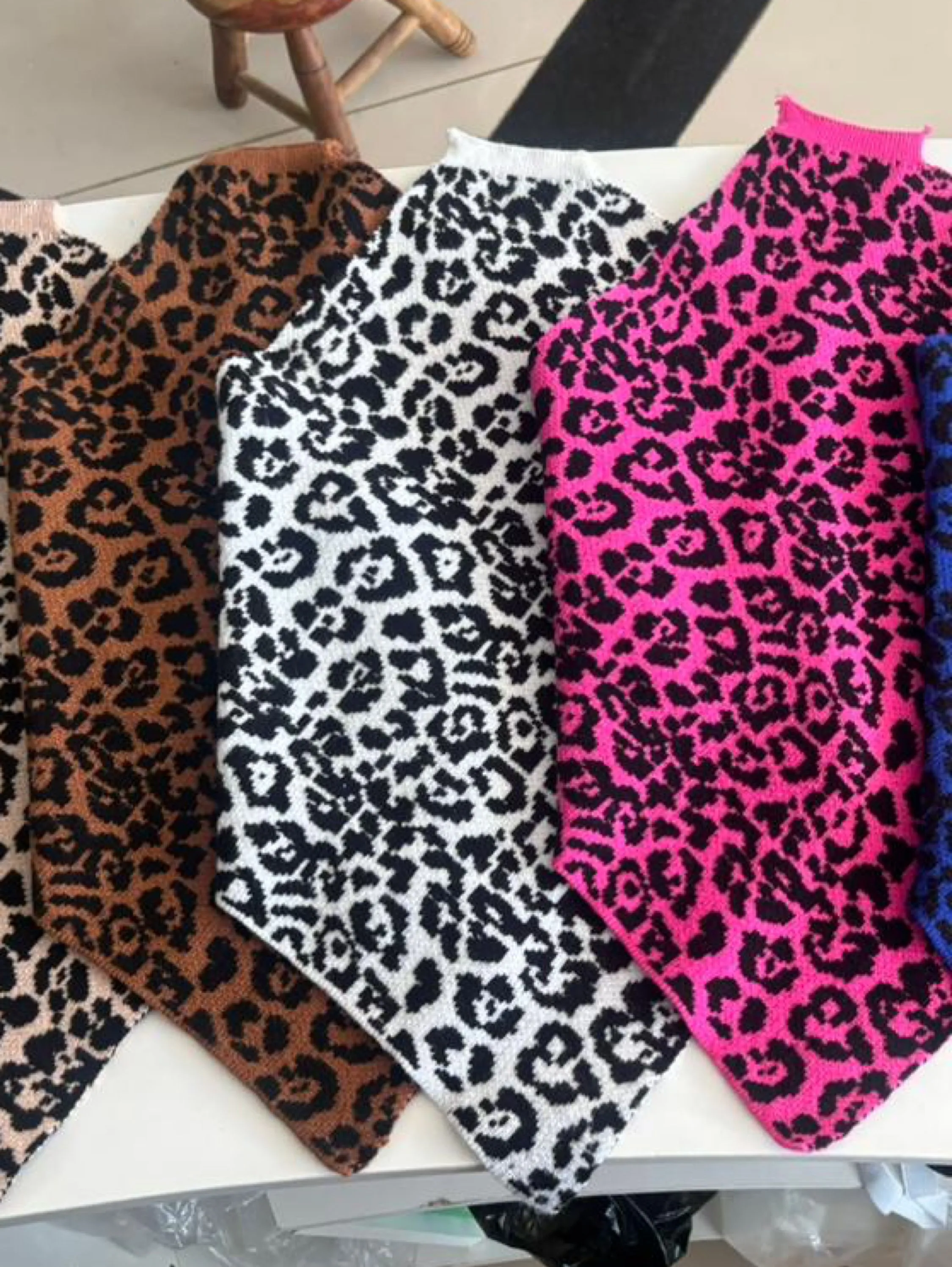 Blusa frete única tricot modal estampa de onça