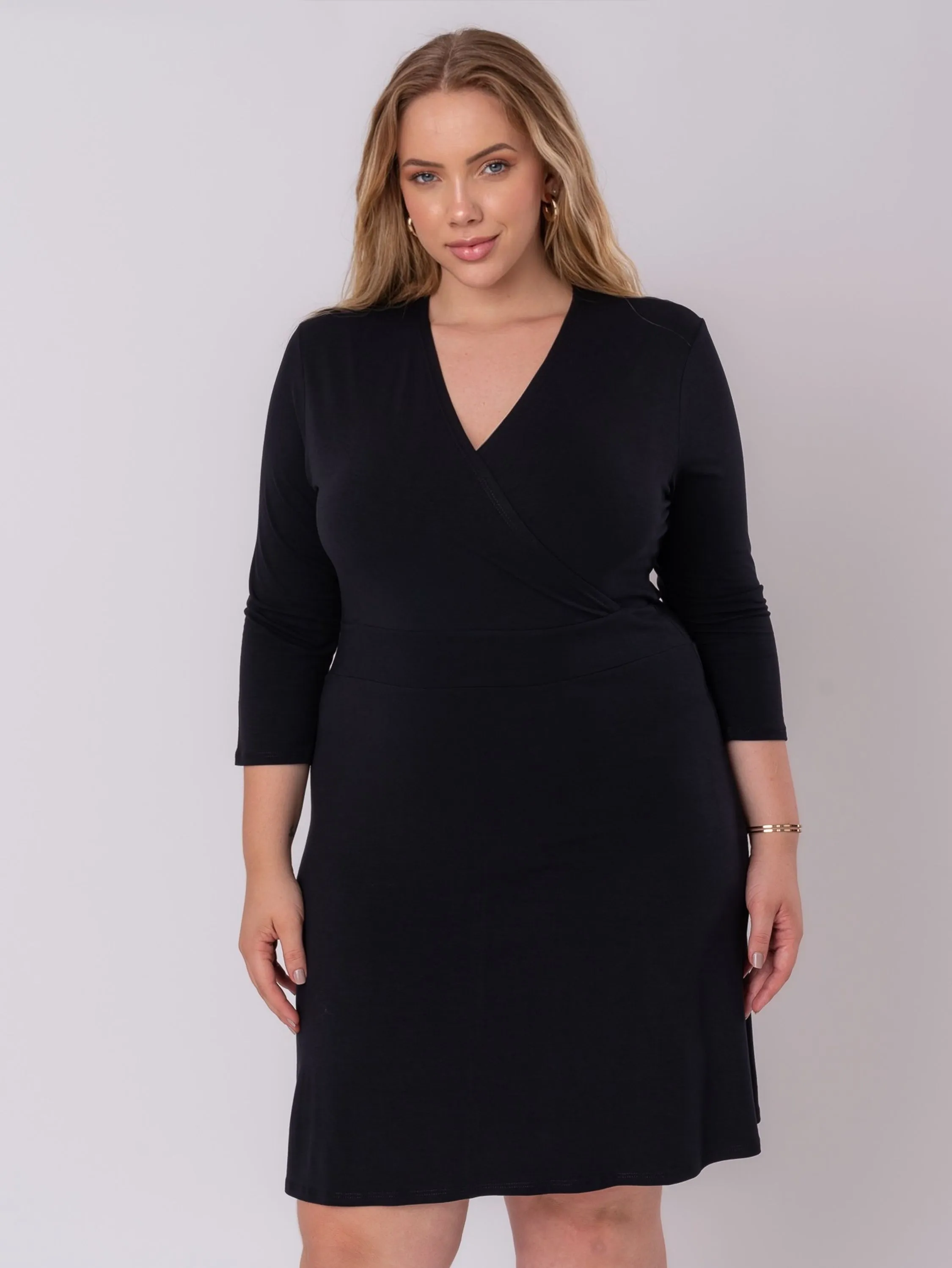 Vestido Plus Size Curto Manga Longa 3/4 Frente Transpassada