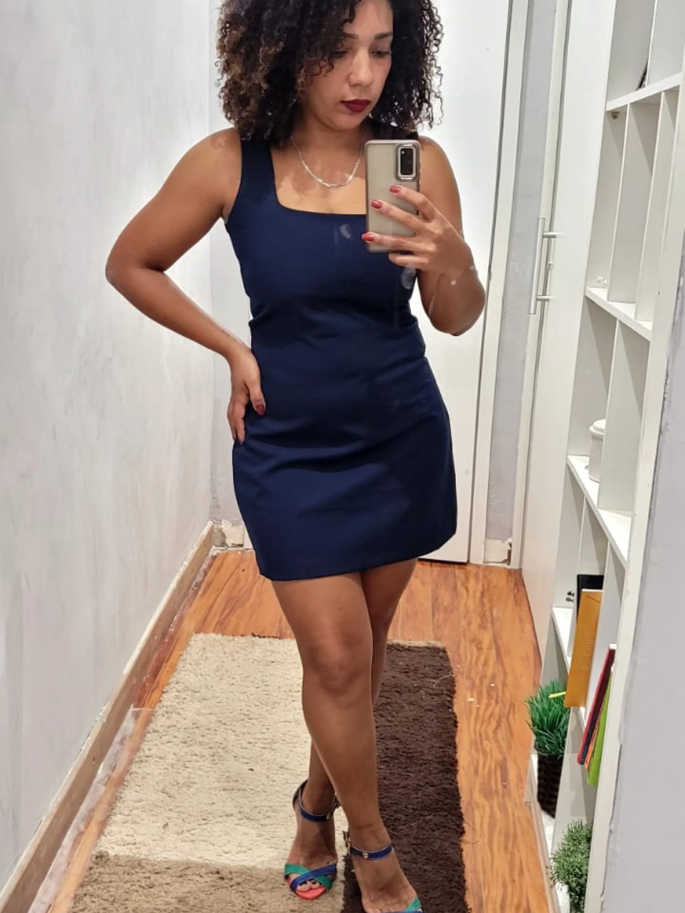 VESTIDO CURTO COM DECOTE QUADRADO