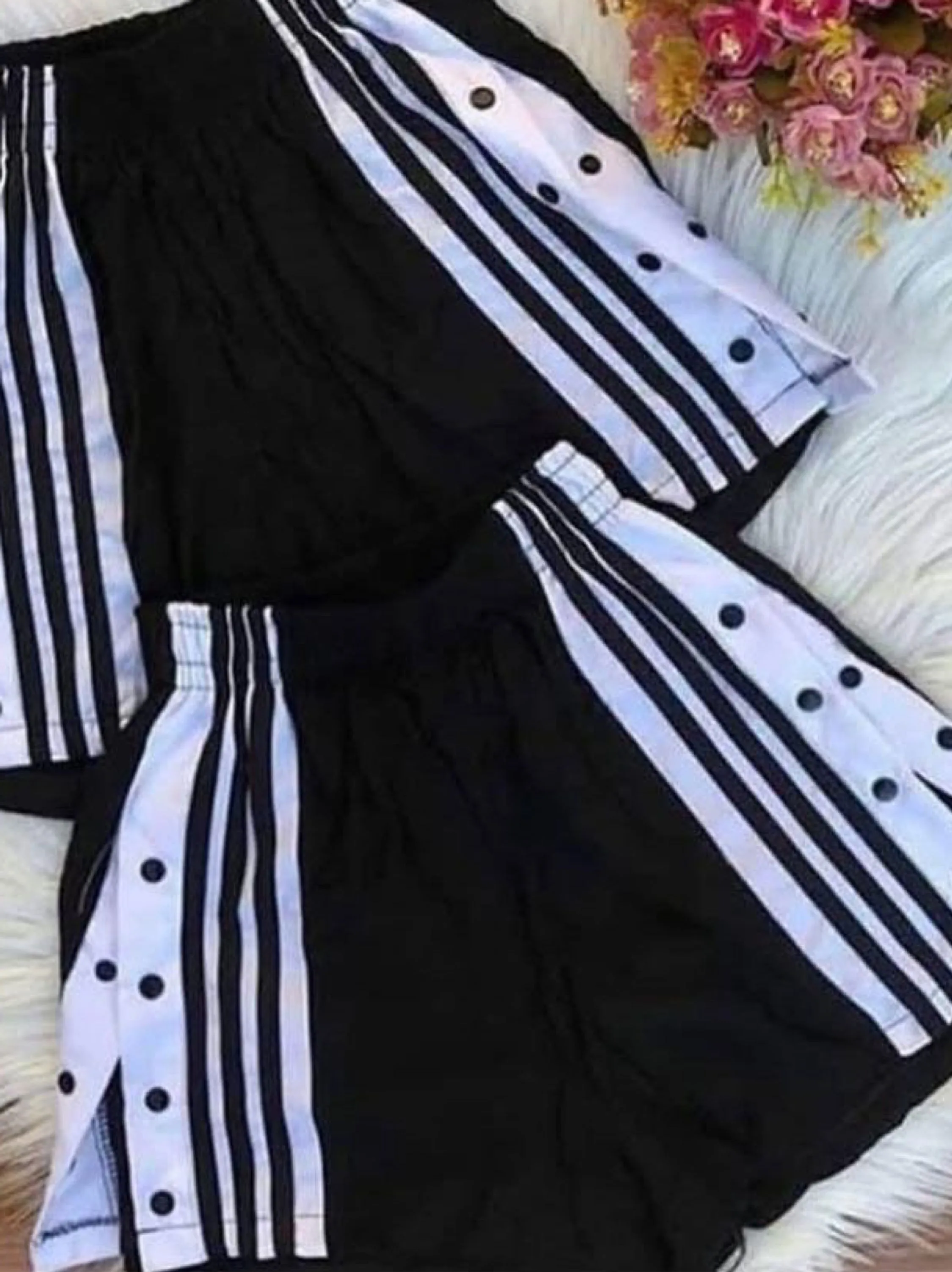 Short feminino com botões na lateral