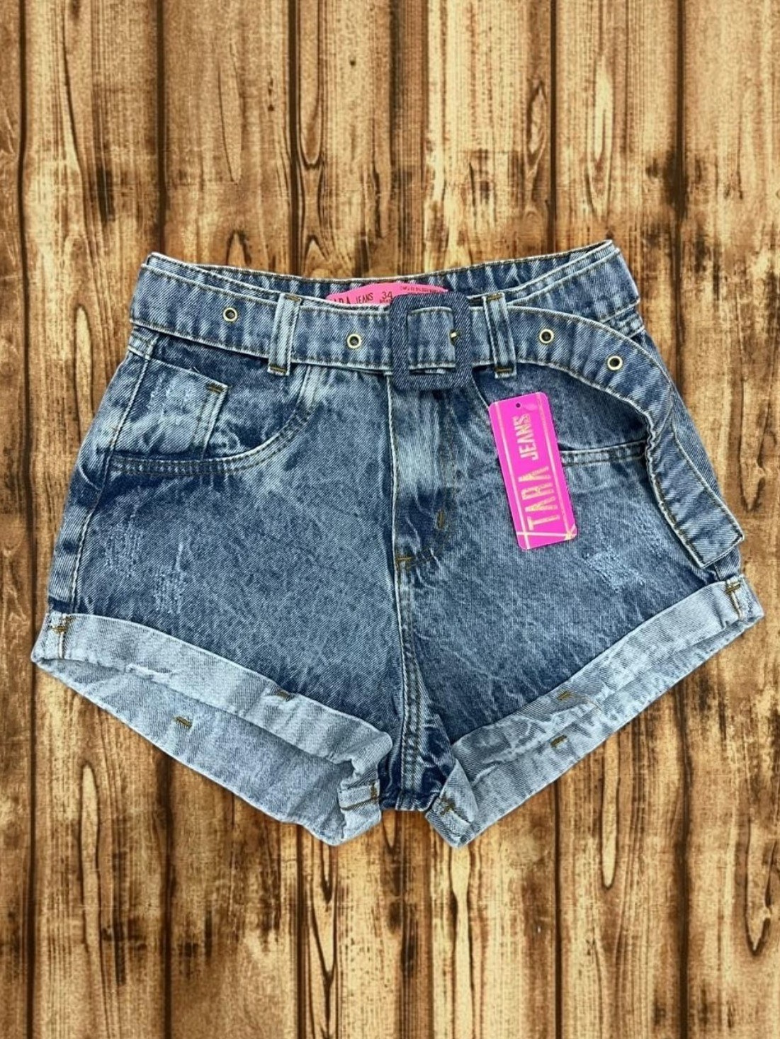 Short jeans feminina com cinto marmorizado